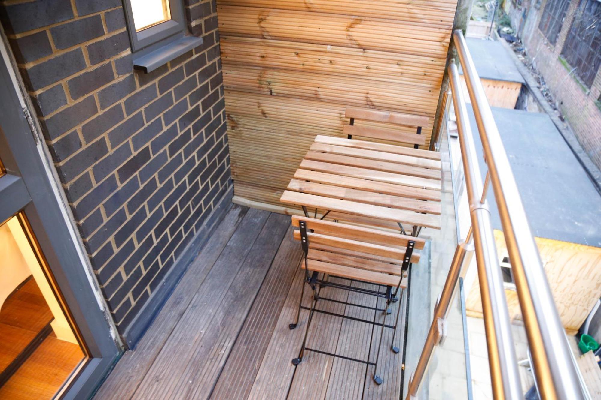 New Luxury In The Heart Of Next To Shops, Cafes, Bars & Metro With Shared Bathrooms Privatunterkunft *