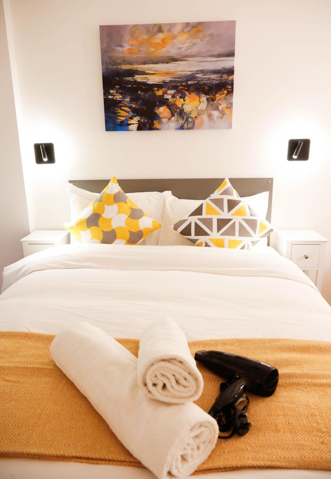 New Luxury In The Heart Of Next To Shops, Cafes, Bars & Metro With Shared Bathrooms Privatunterkunft *