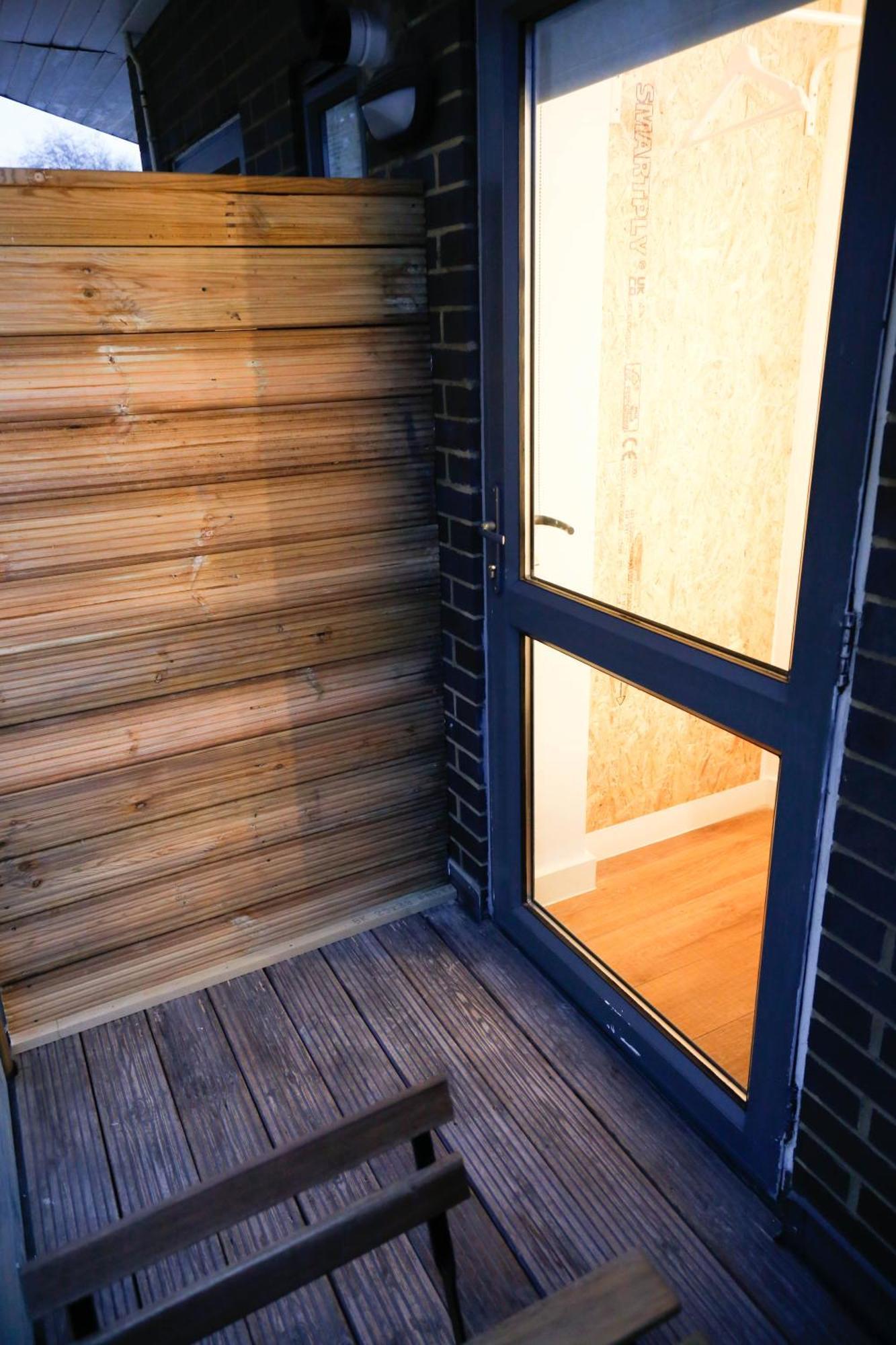 New Luxury In The Heart Of Next To Shops, Cafes, Bars & Metro With Shared Bathrooms * London