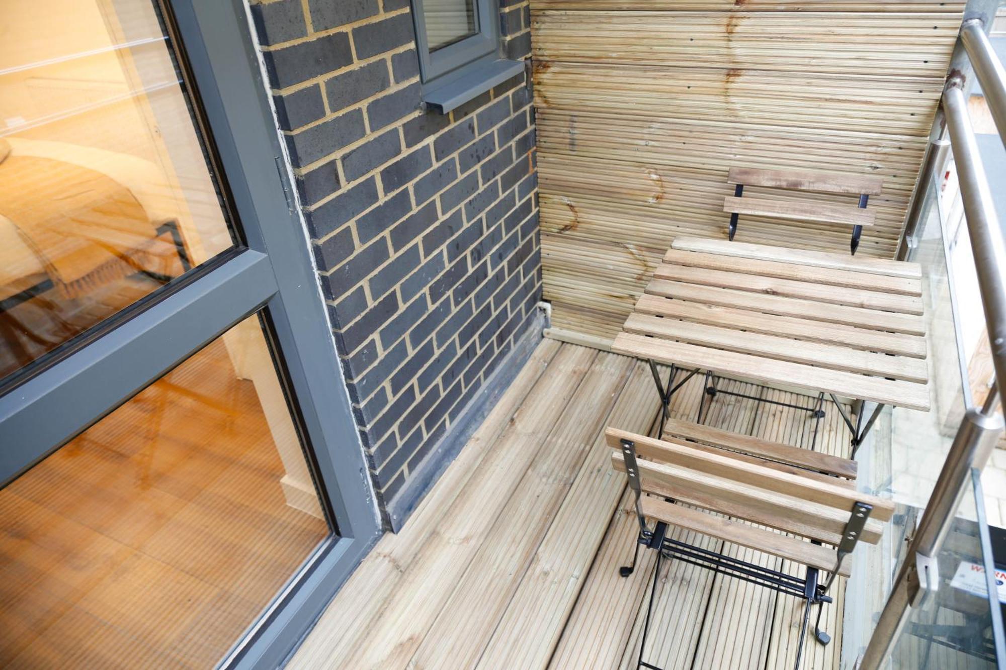 New Luxury In The Heart Of Next To Shops, Cafes, Bars & Metro With Shared Bathrooms Privatunterkunft