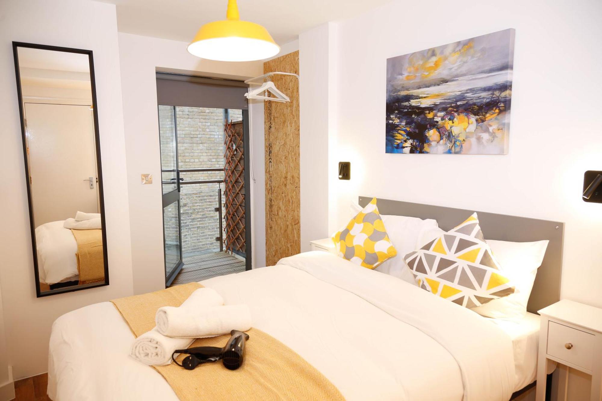 New Luxury In The Heart Of Next To Shops, Cafes, Bars & Metro With Shared Bathrooms *