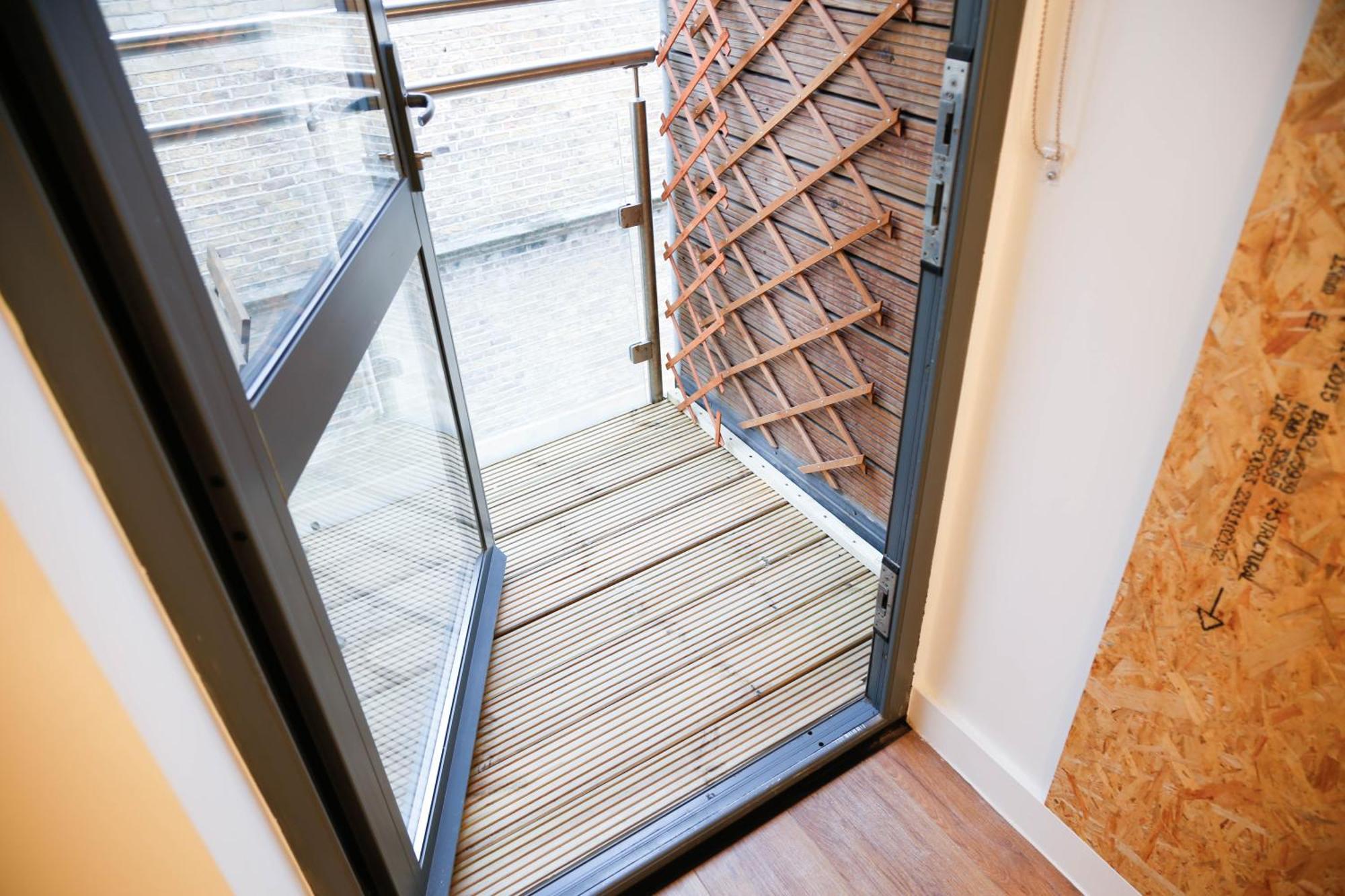 New Luxury In The Heart Of Next To Shops, Cafes, Bars & Metro With Shared Bathrooms
