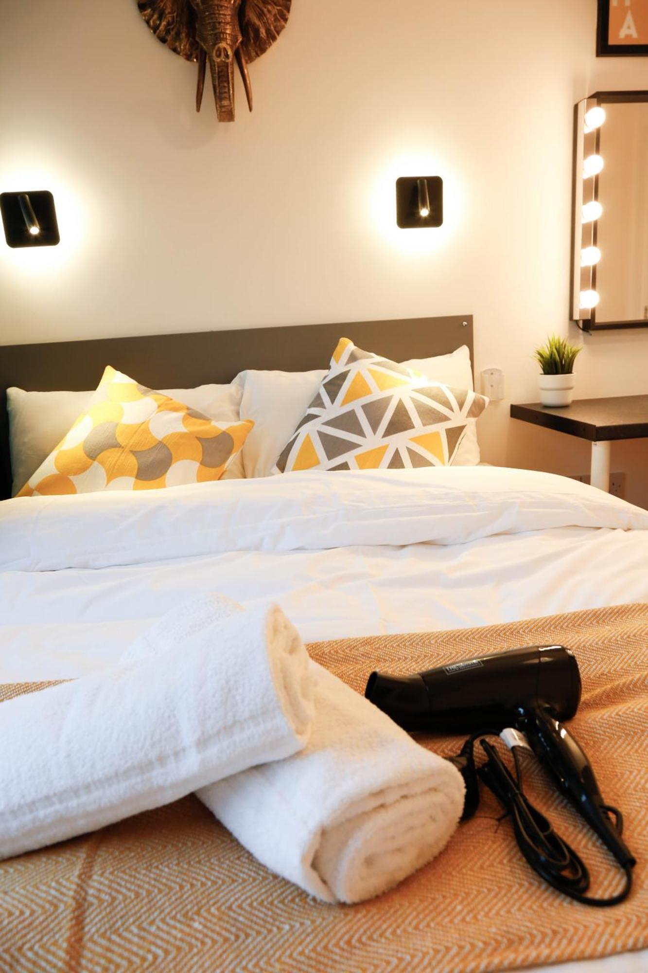 New Luxury In The Heart Of Next To Shops, Cafes, Bars & Metro With Shared Bathrooms Privatunterkunft London