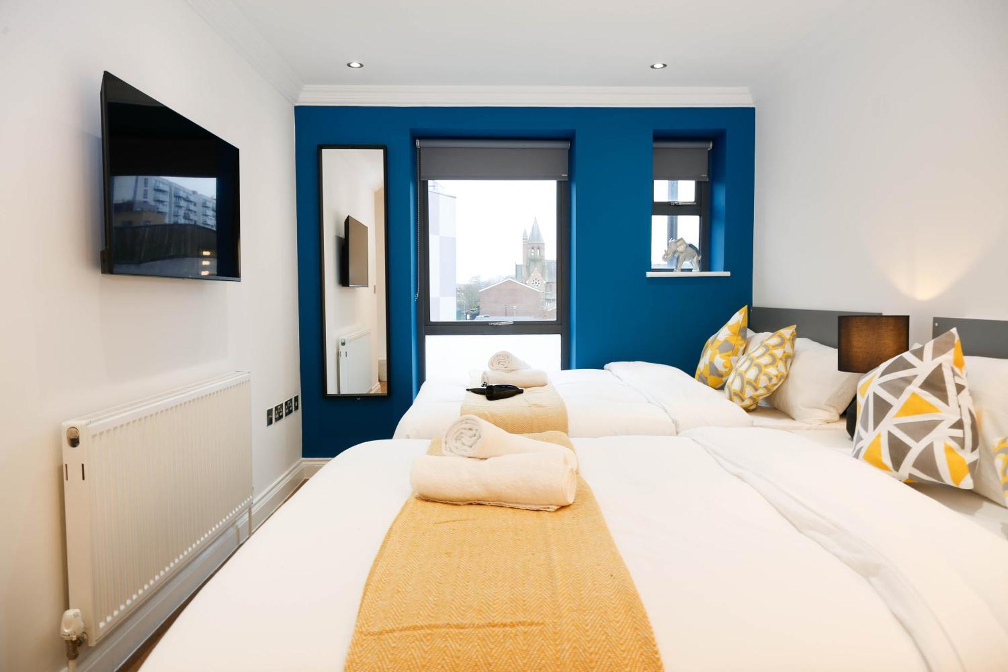 New Luxury In The Heart Of Next To Shops, Cafes, Bars & Metro With Shared Bathrooms Privatunterkunft