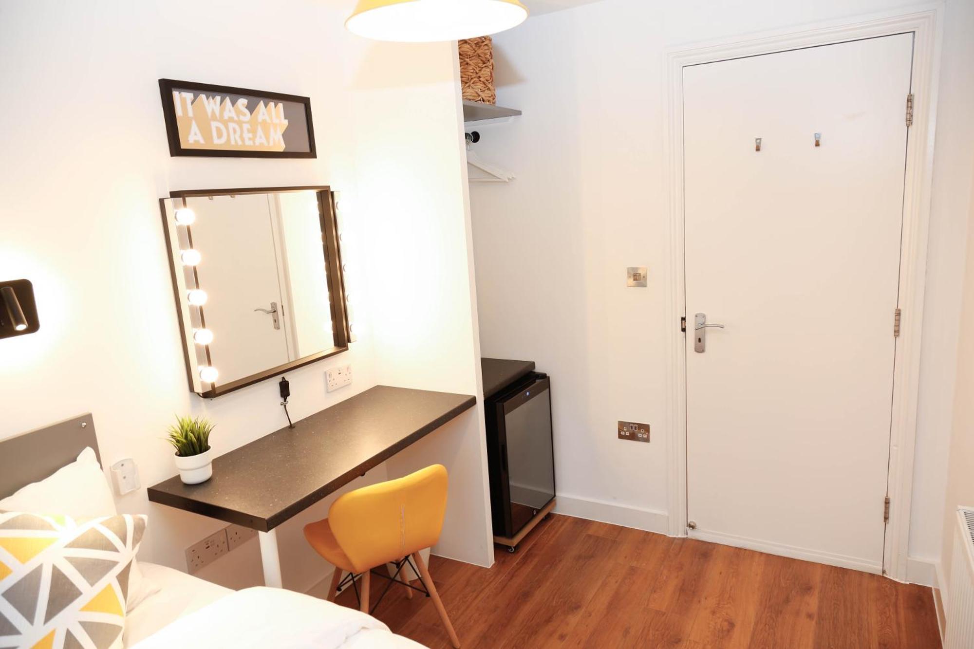 New Luxury In The Heart Of Next To Shops, Cafes, Bars & Metro With Shared Bathrooms