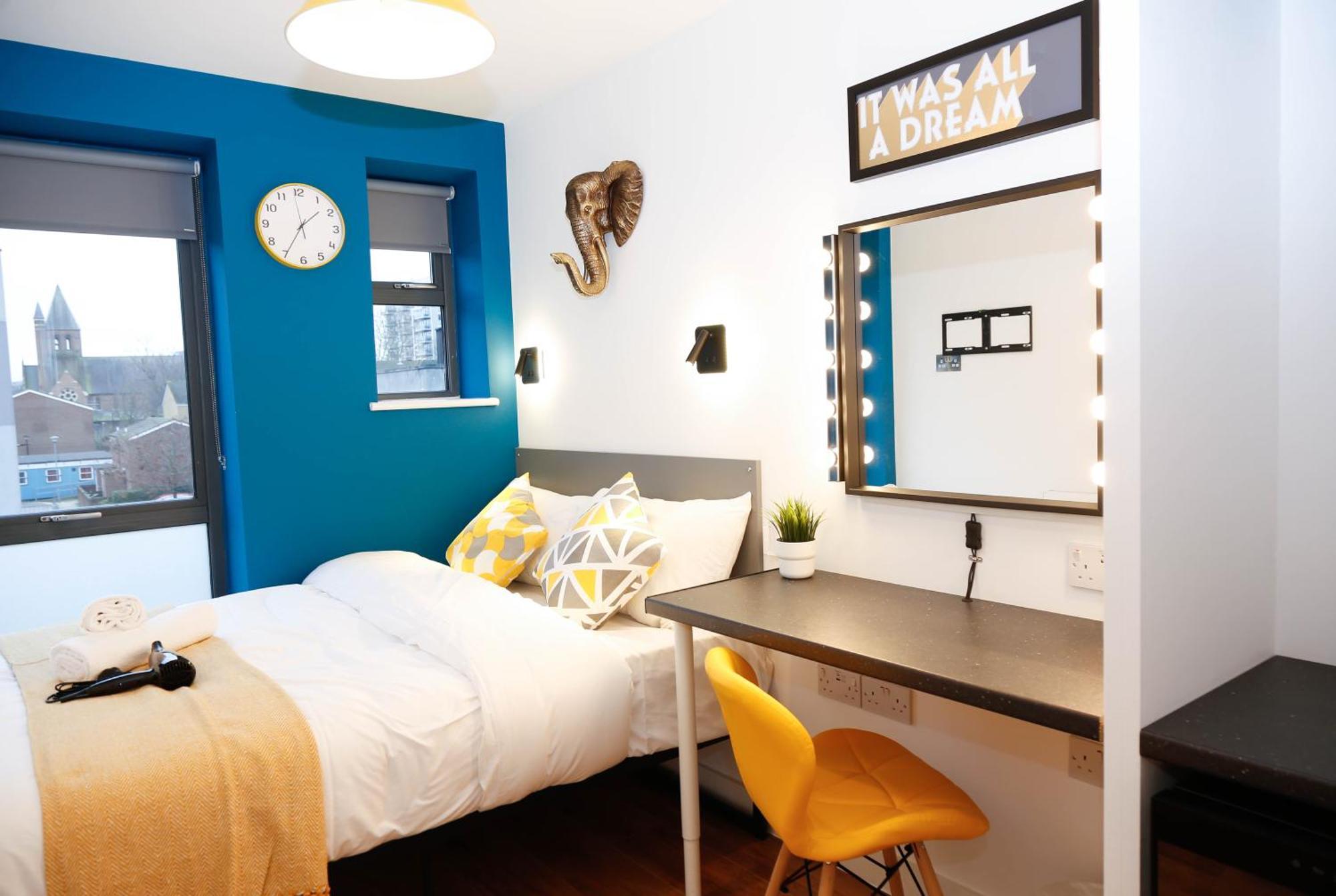 Privatunterkunft New Luxury In The Heart Of Next To Shops, Cafes, Bars & Metro With Shared Bathrooms