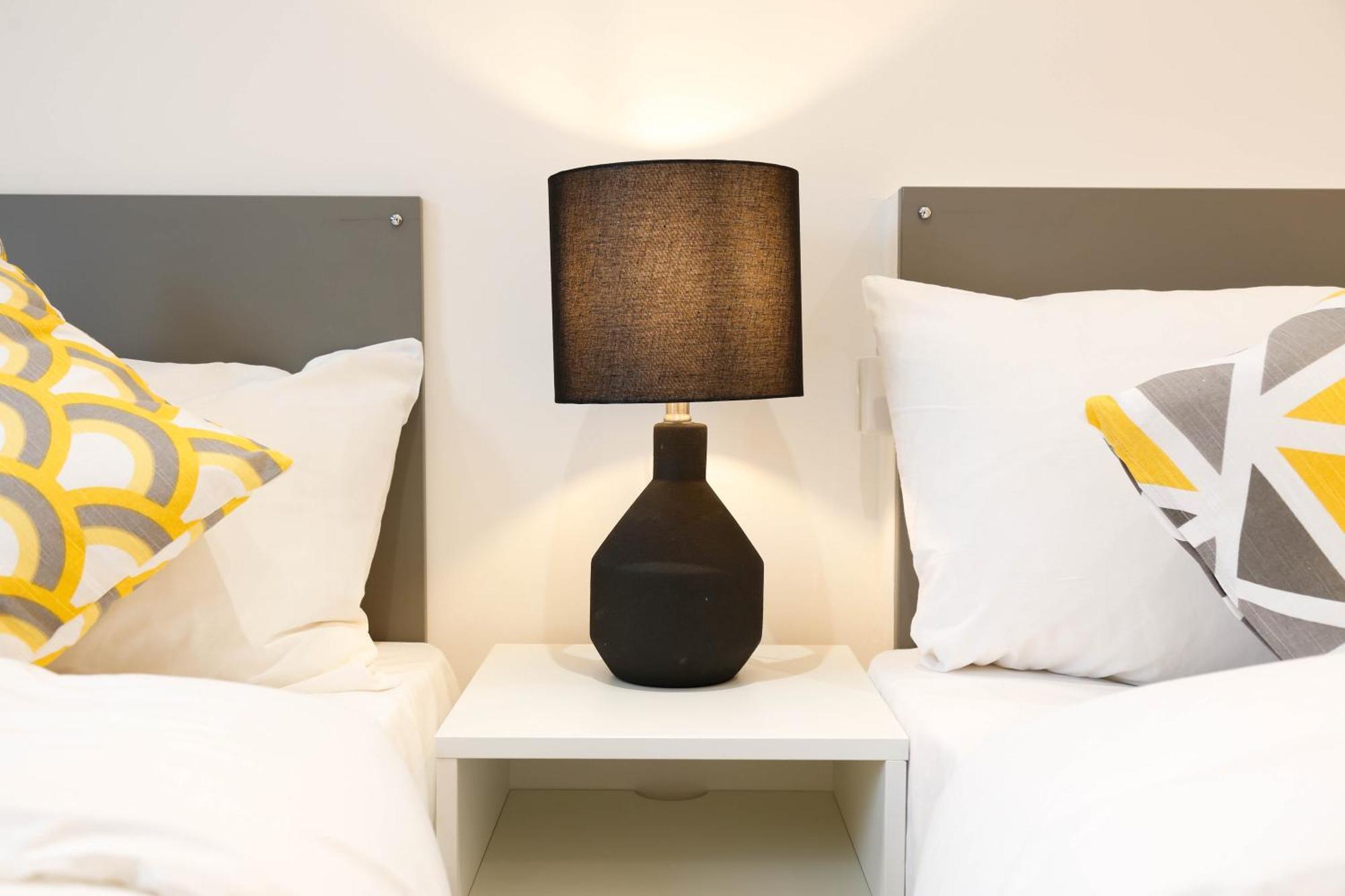 New Luxury In The Heart Of Next To Shops, Cafes, Bars & Metro With Shared Bathrooms Privatunterkunft