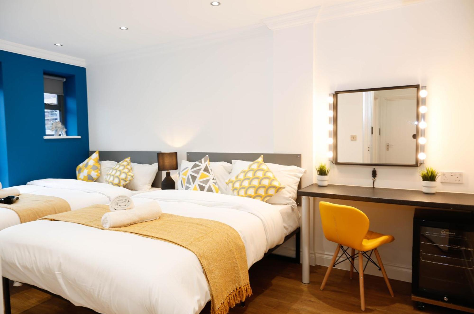 Privatunterkunft New Luxury In The Heart Of Next To Shops, Cafes, Bars & Metro With Shared Bathrooms *