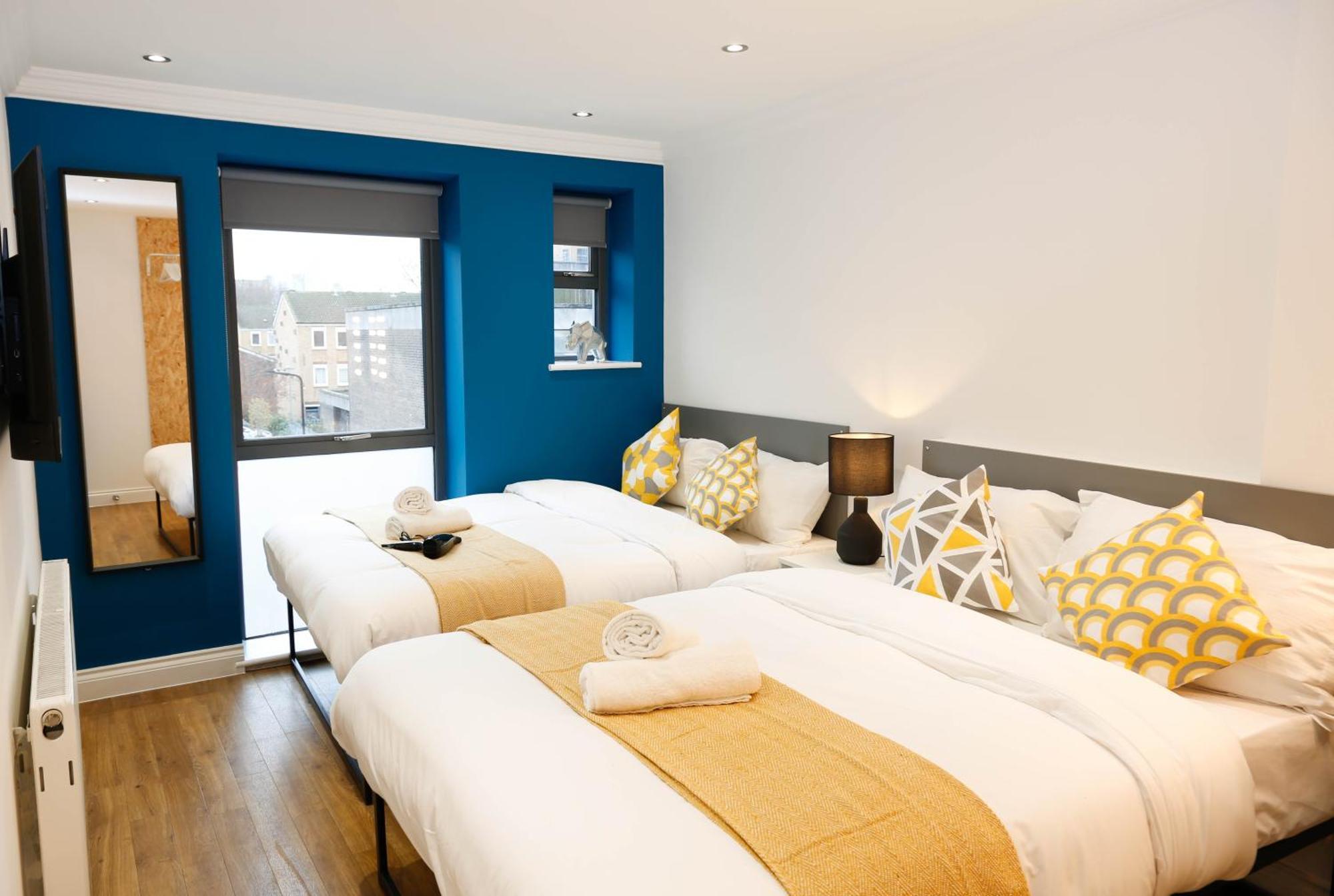 New Luxury In The Heart Of Next To Shops, Cafes, Bars & Metro With Shared Bathrooms * London