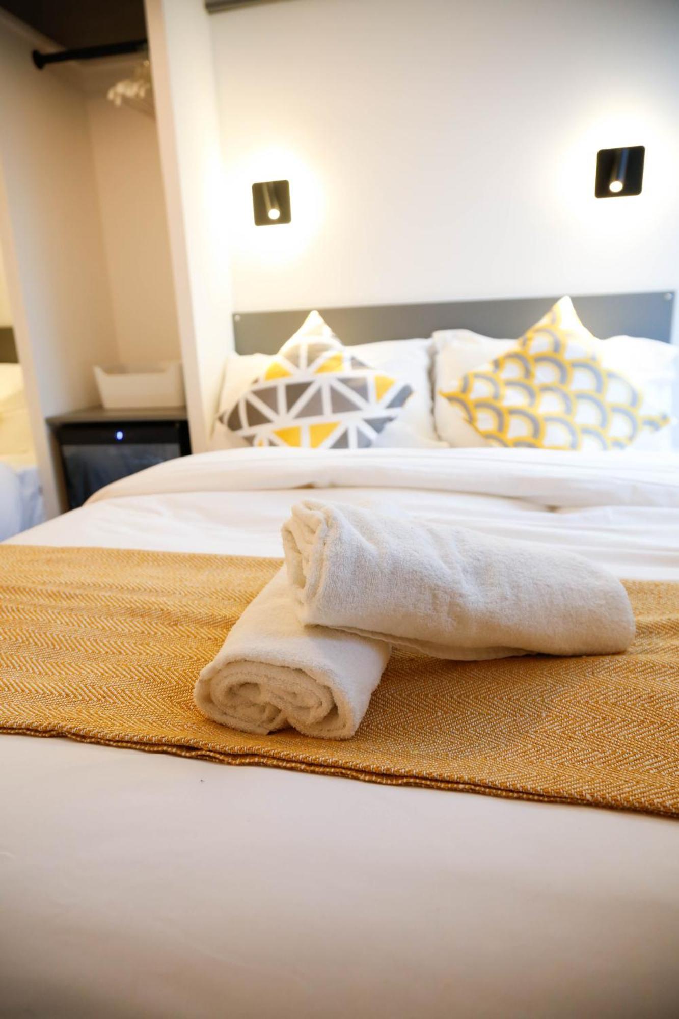 Privatunterkunft New Luxury In The Heart Of Next To Shops, Cafes, Bars & Metro With Shared Bathrooms