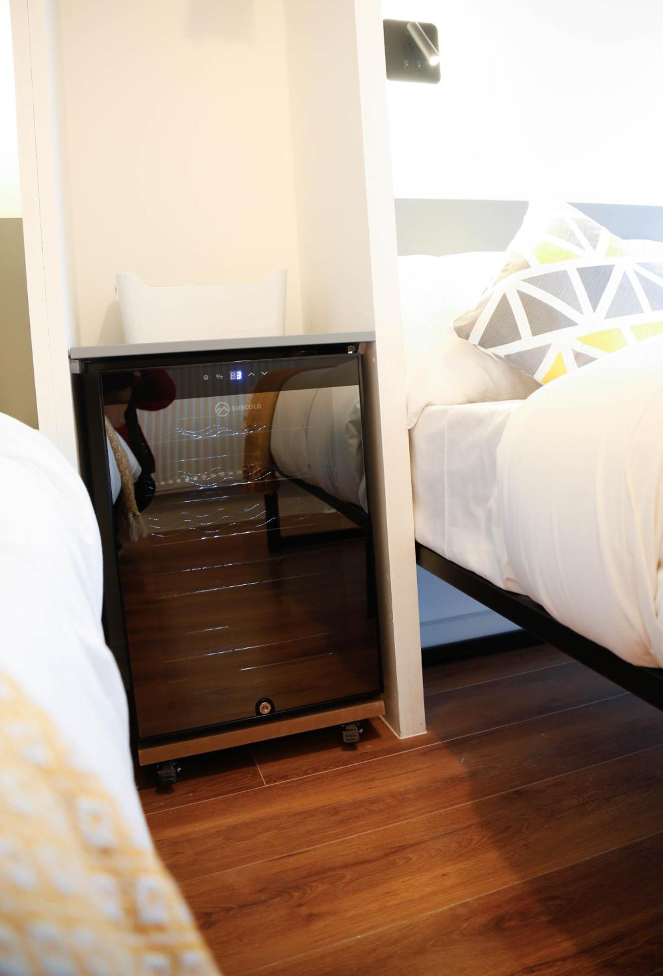 Privatunterkunft New Luxury In The Heart Of Next To Shops, Cafes, Bars & Metro With Shared Bathrooms