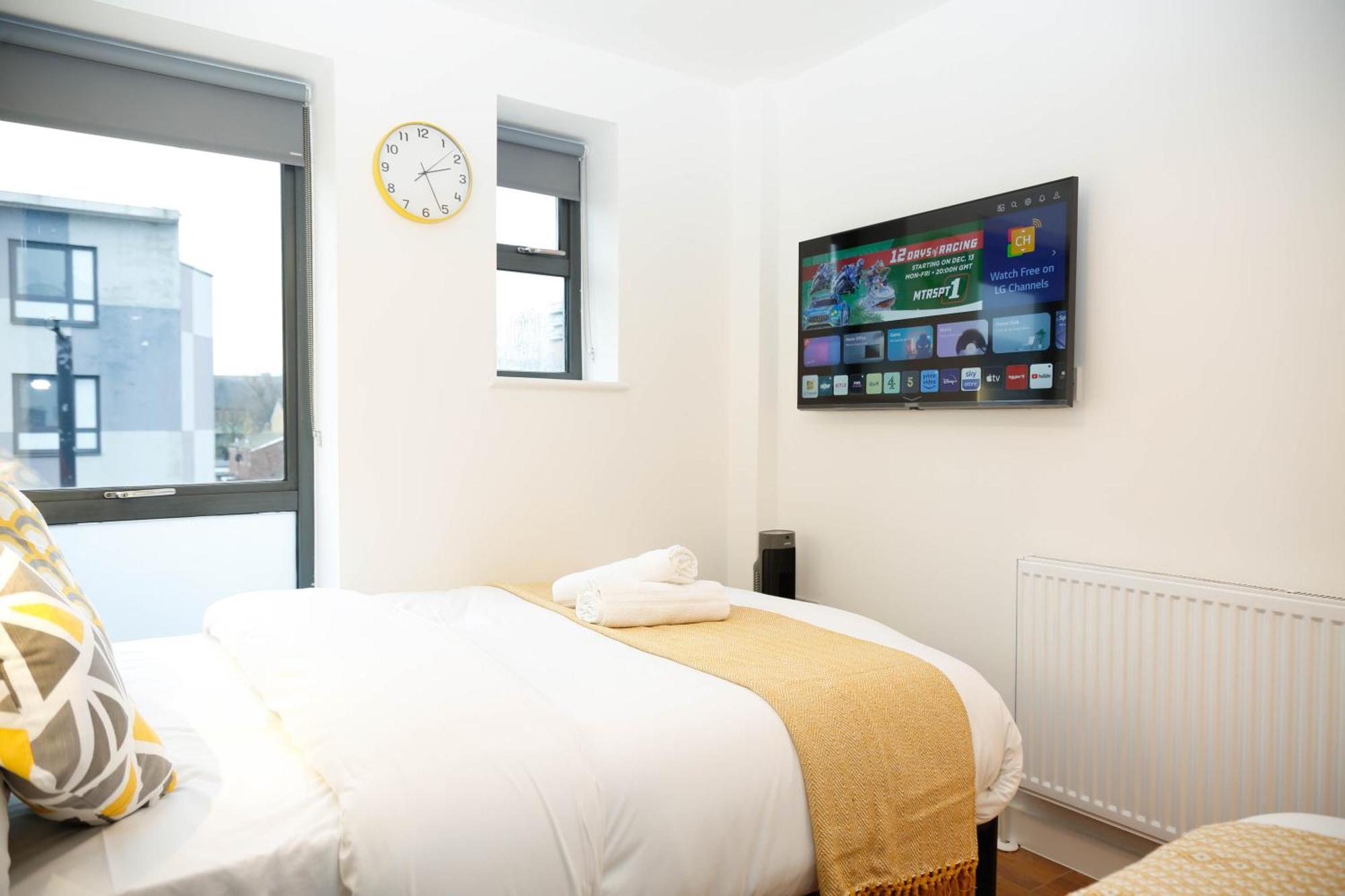New Luxury In The Heart Of Next To Shops, Cafes, Bars & Metro With Shared Bathrooms * London
