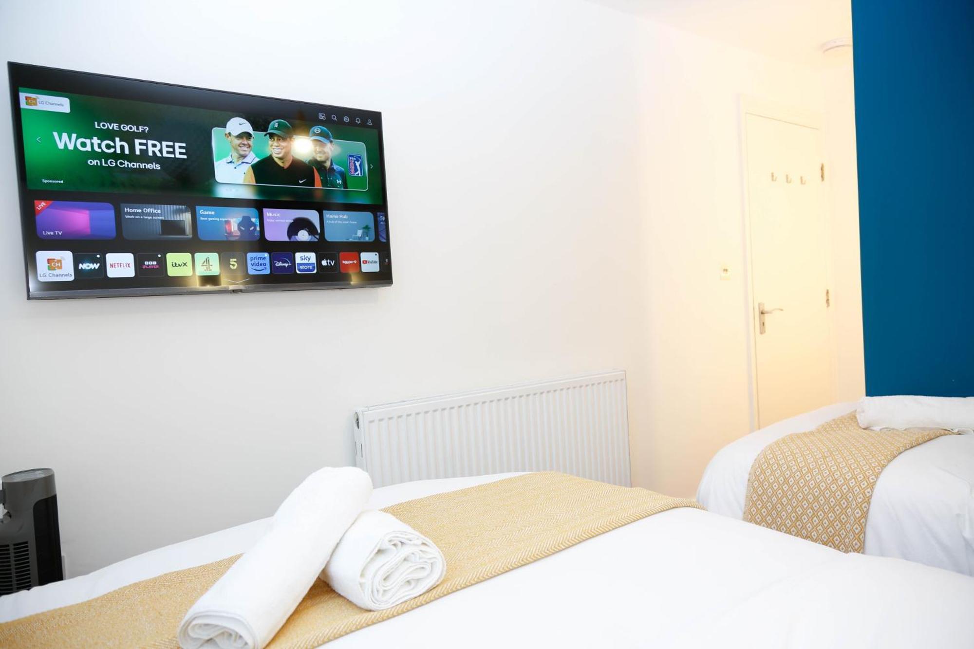 New Luxury In The Heart Of Next To Shops, Cafes, Bars & Metro With Shared Bathrooms Privatunterkunft *