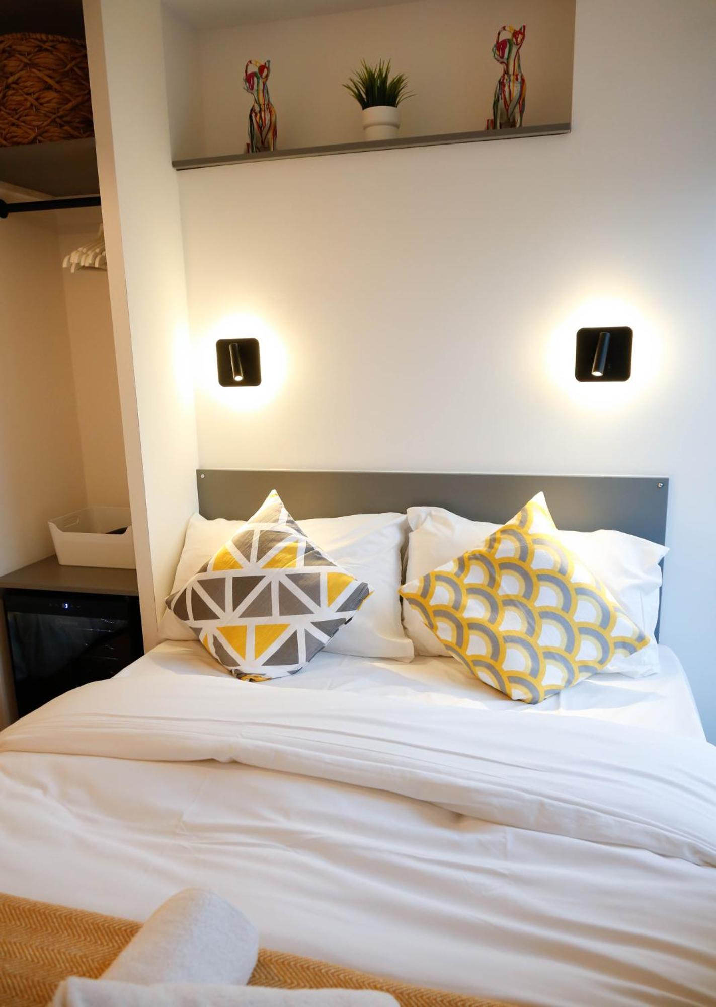 Privatunterkunft New Luxury In The Heart Of Next To Shops, Cafes, Bars & Metro With Shared Bathrooms London
