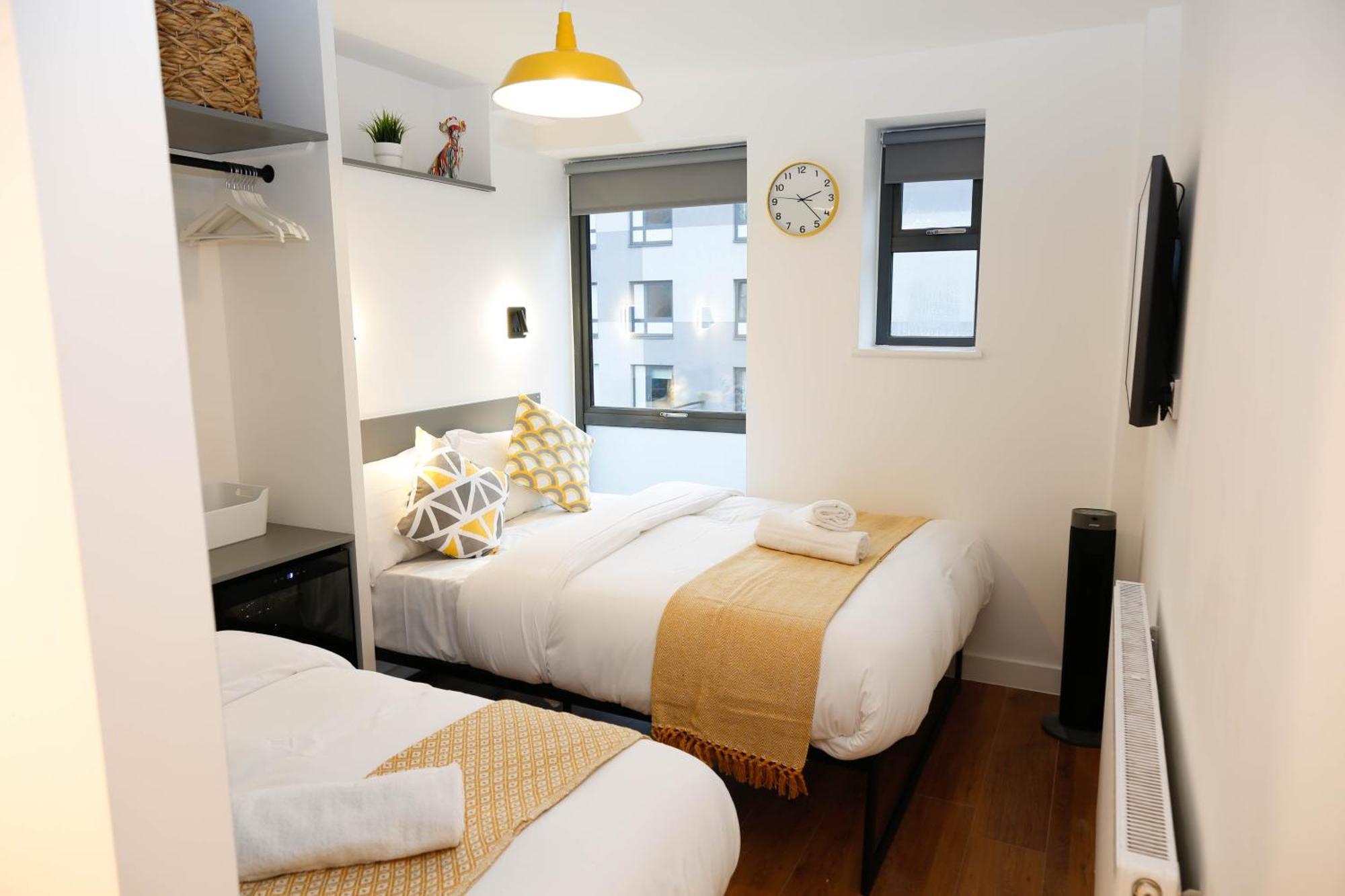 Privatunterkunft New Luxury In The Heart Of Next To Shops, Cafes, Bars & Metro With Shared Bathrooms