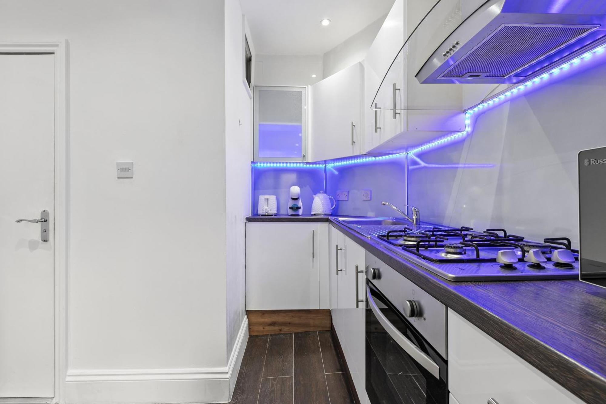 Cosy 1 & 2 Bedroom Zone 1 Apartment London