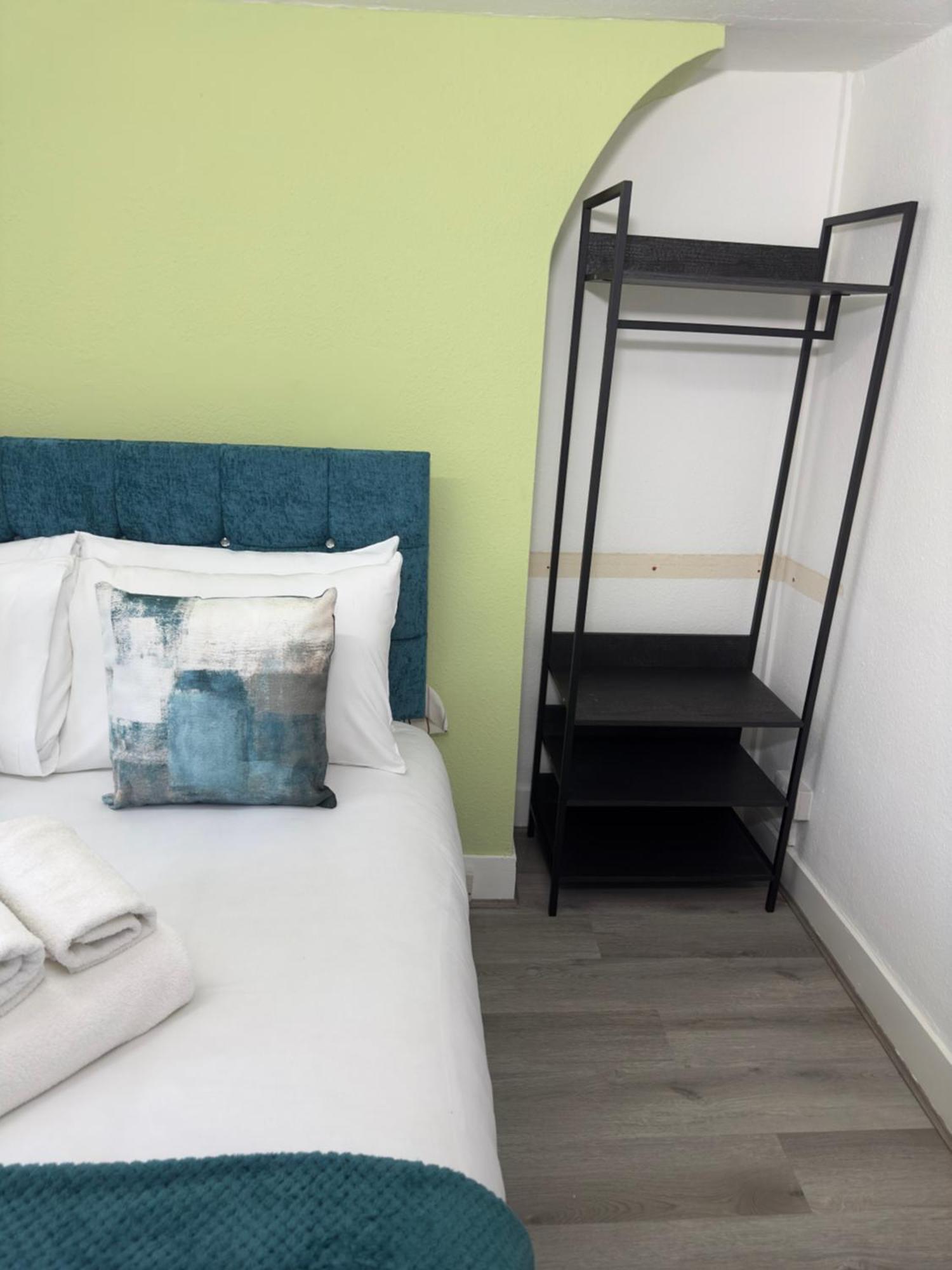 Newly Decorated 5-bed Hackney Townhouse Londen