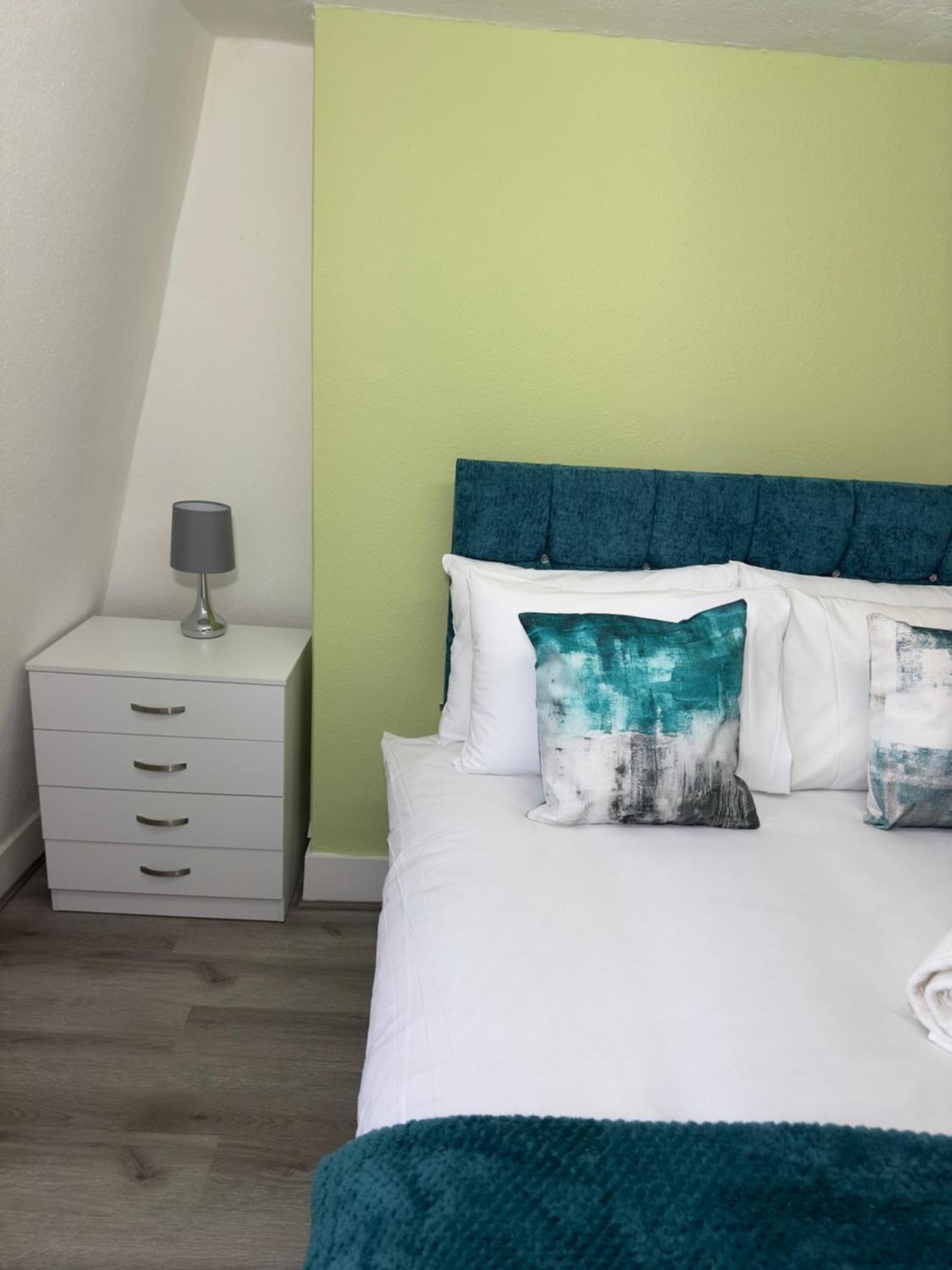 Newly Decorated 5-bed Hackney Townhouse Londen