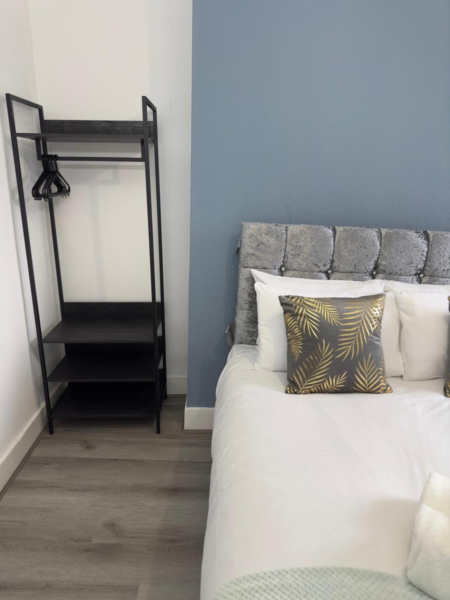 Newly Decorated 5-bed Hackney Townhouse * Londen