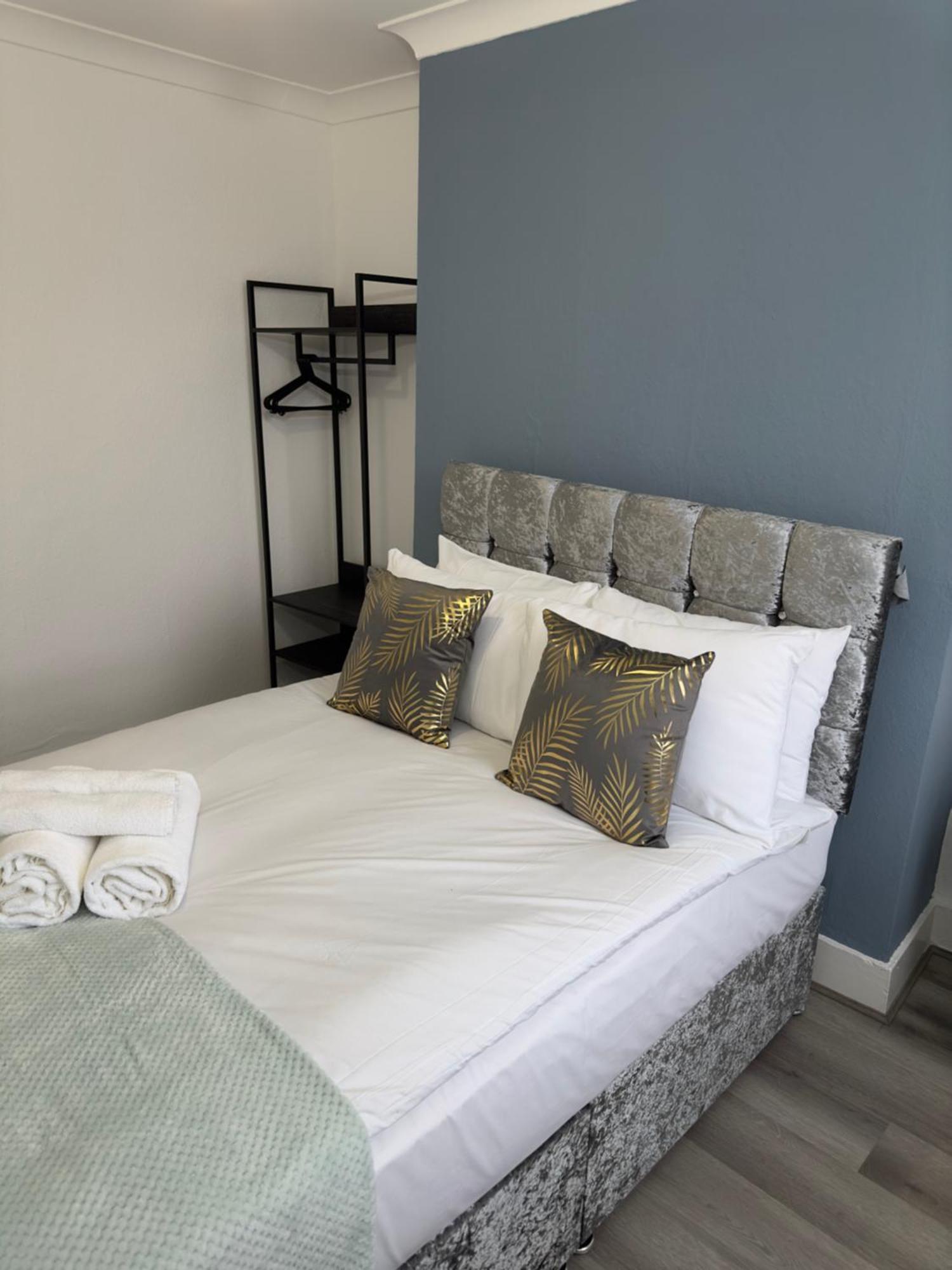 Newly Decorated 5-bed Hackney Townhouse Londen