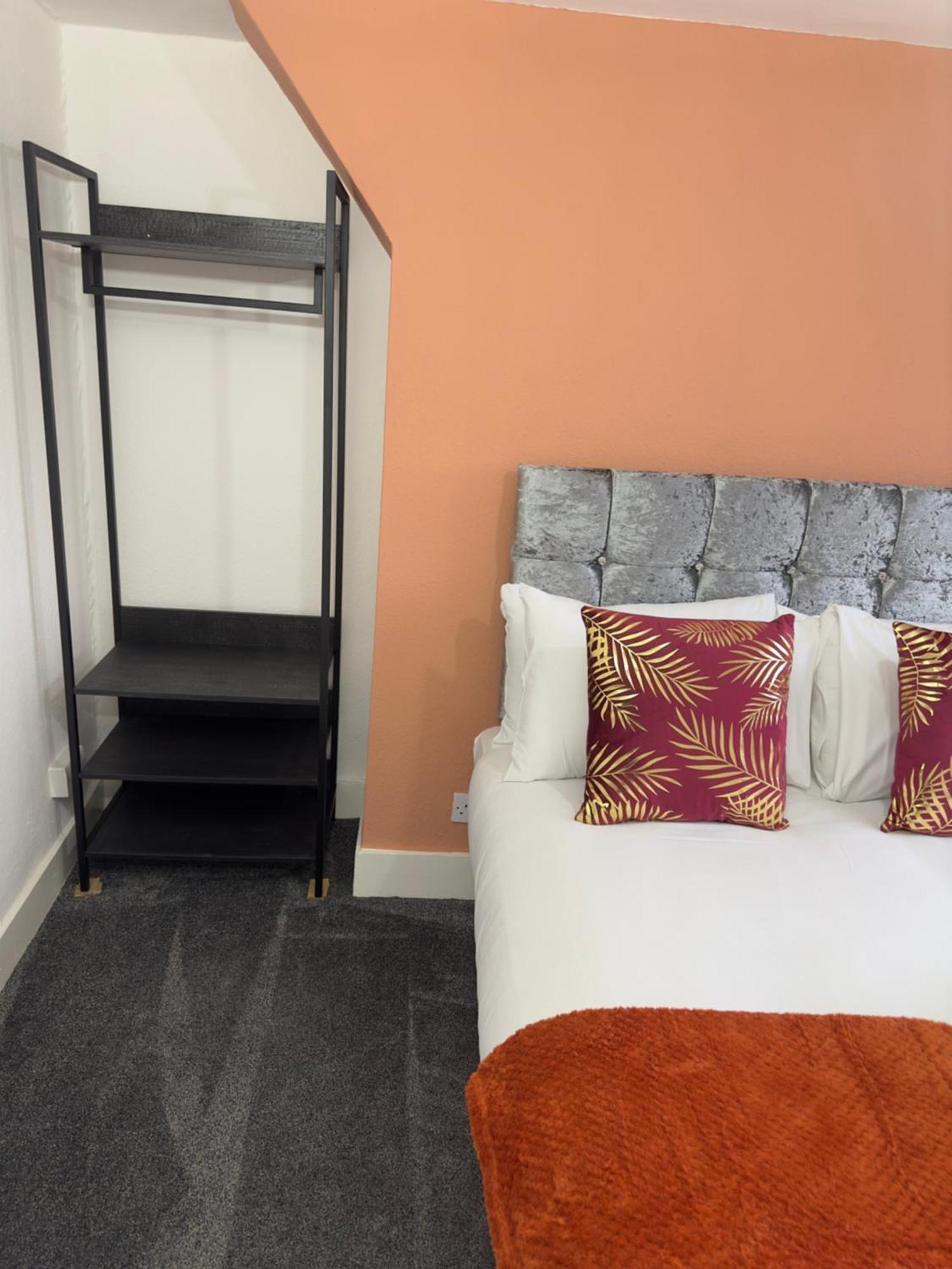 Newly Decorated 5-bed Hackney Townhouse * Londen