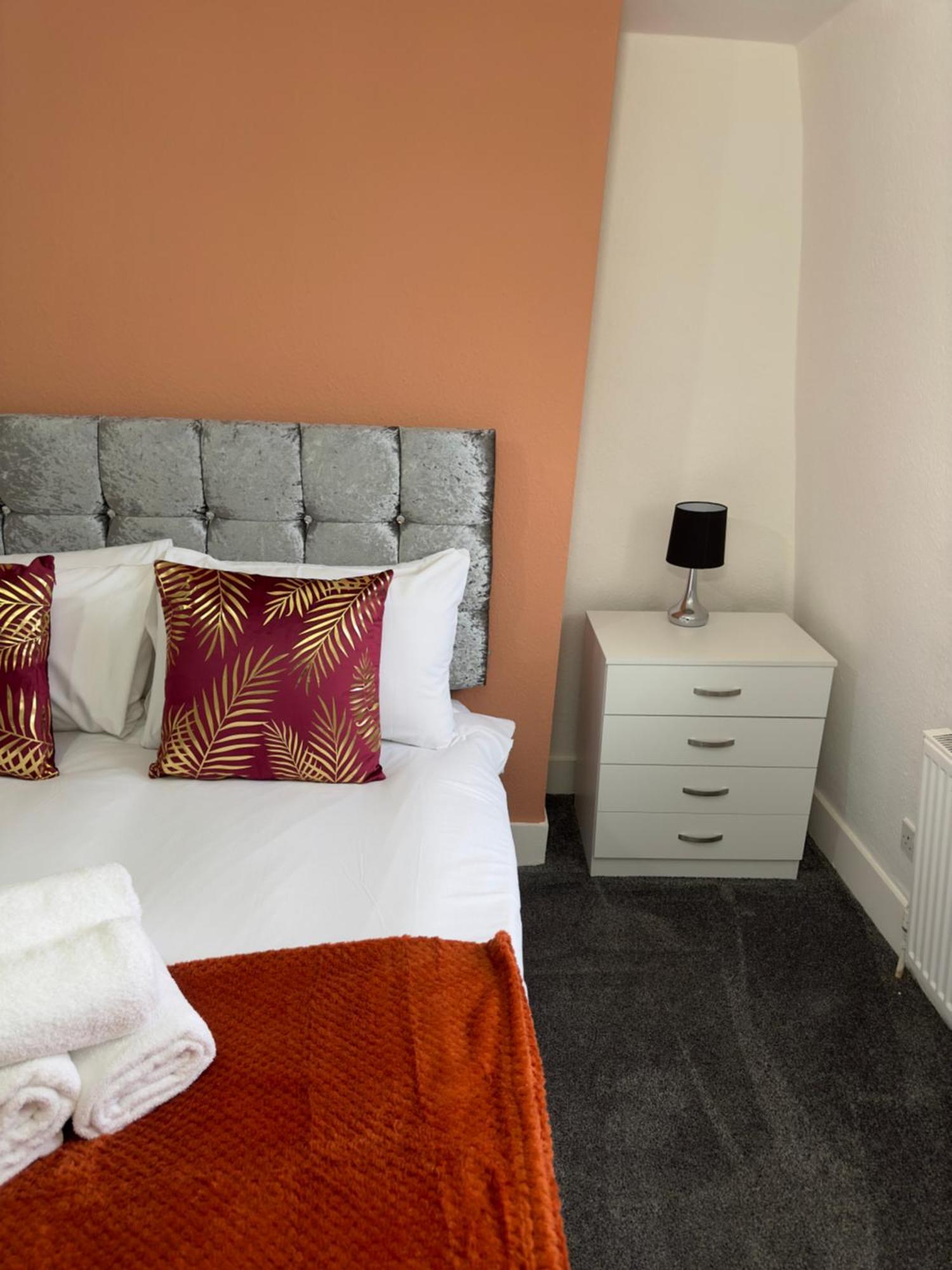 Newly Decorated 5-bed Hackney Townhouse * Londen