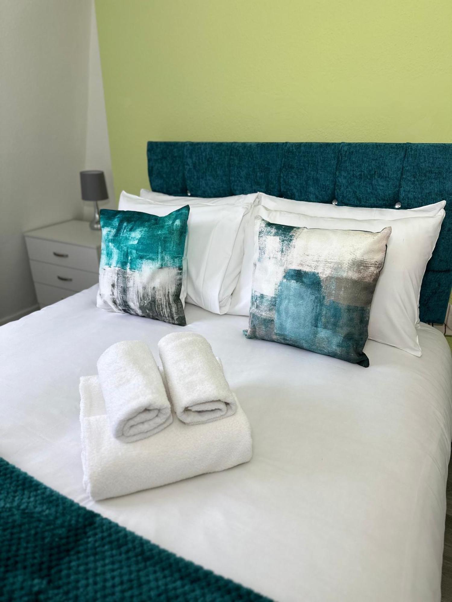 Newly Decorated 5-bed Hackney Townhouse Londen