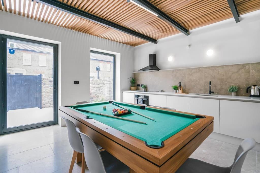 Tottenham Retreat: 4-bed Family Haven With Games & Parking Apartment London