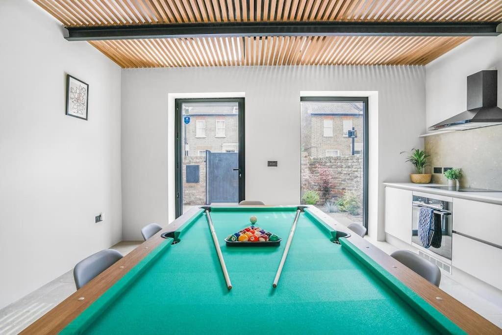Tottenham Retreat: 4-bed Family Haven With Games & Parking Apartment London