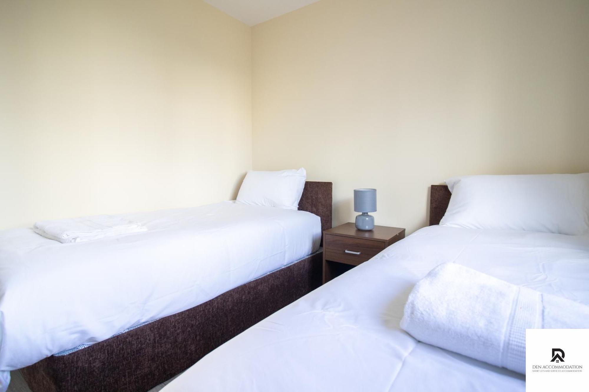 Newly Launched Two Bedroom House By Den Short Lets & Serviced With Garden Holiday home *