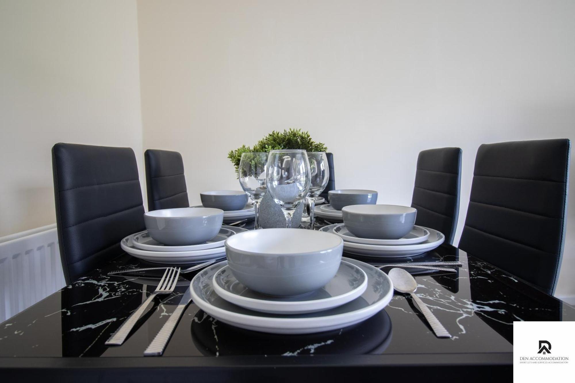 Newly Launched Two Bedroom House By Den Short Lets & Serviced With Garden Holiday home London