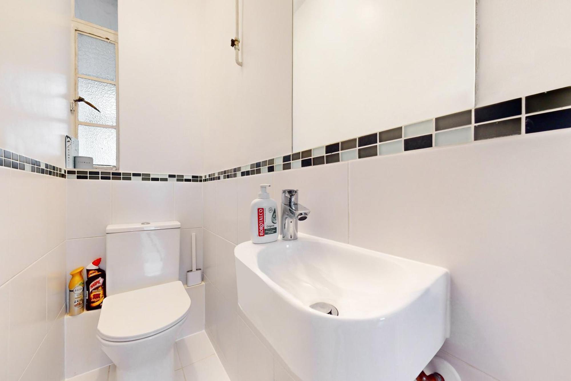 3 Bedroom Family Friendly In Hillcrest Apartment *