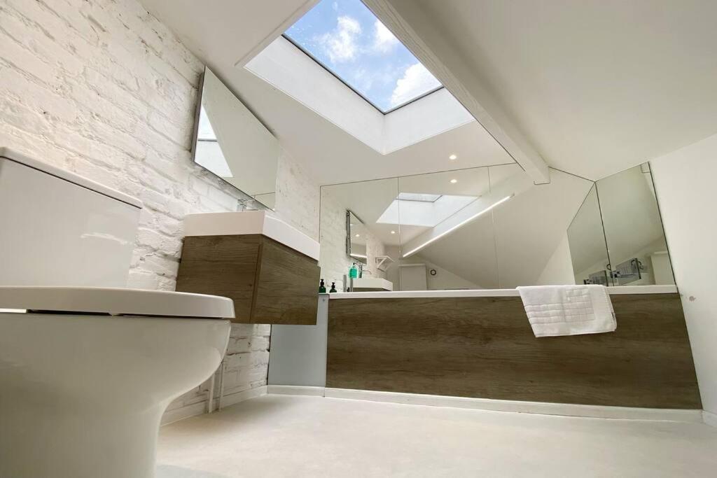 Modern Design 3brs 2f House Close To Victoria Villaer London