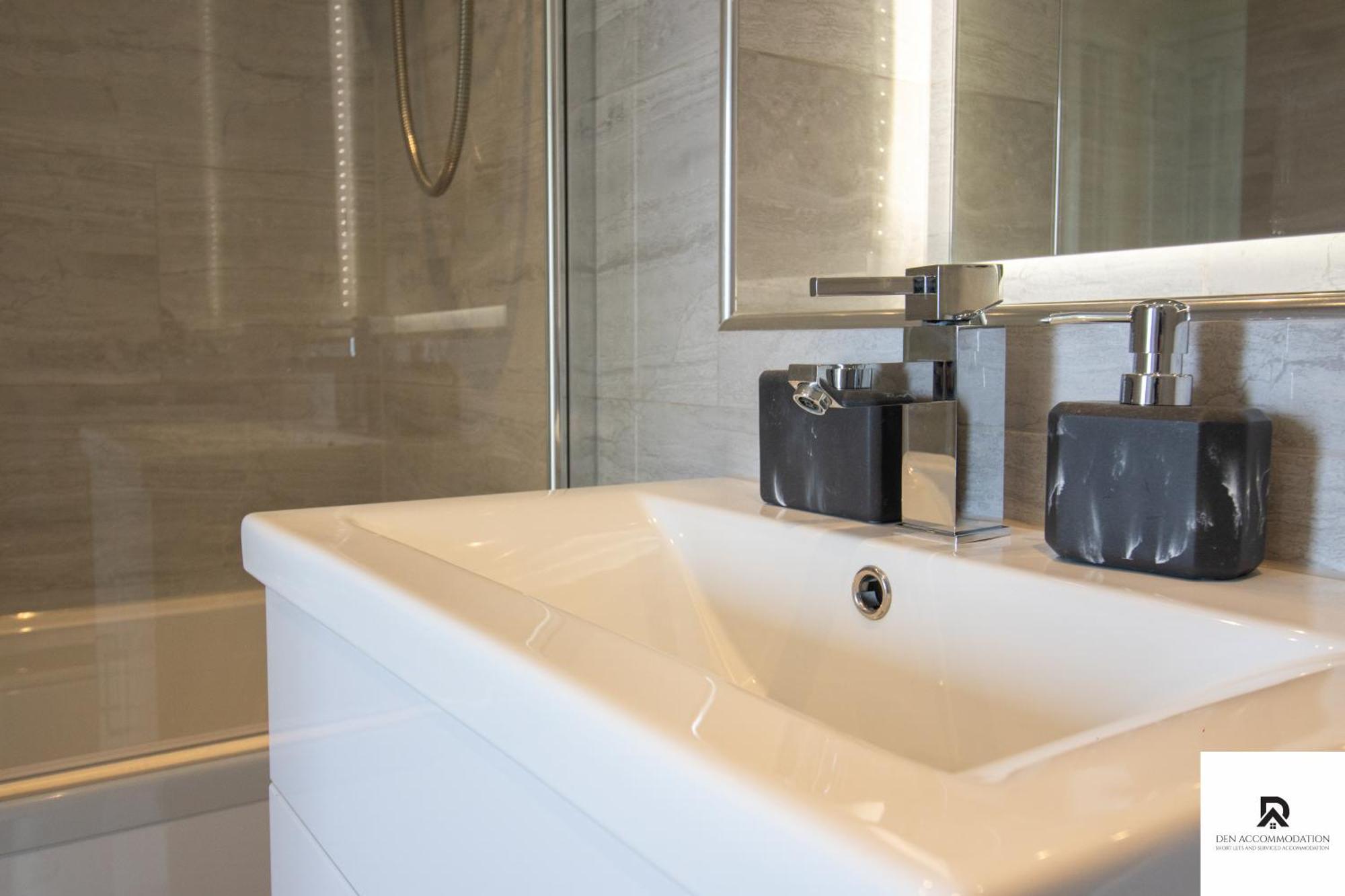 Holiday home Newly Launched Two Bedroom House By Den Short Lets & Serviced With Garden London