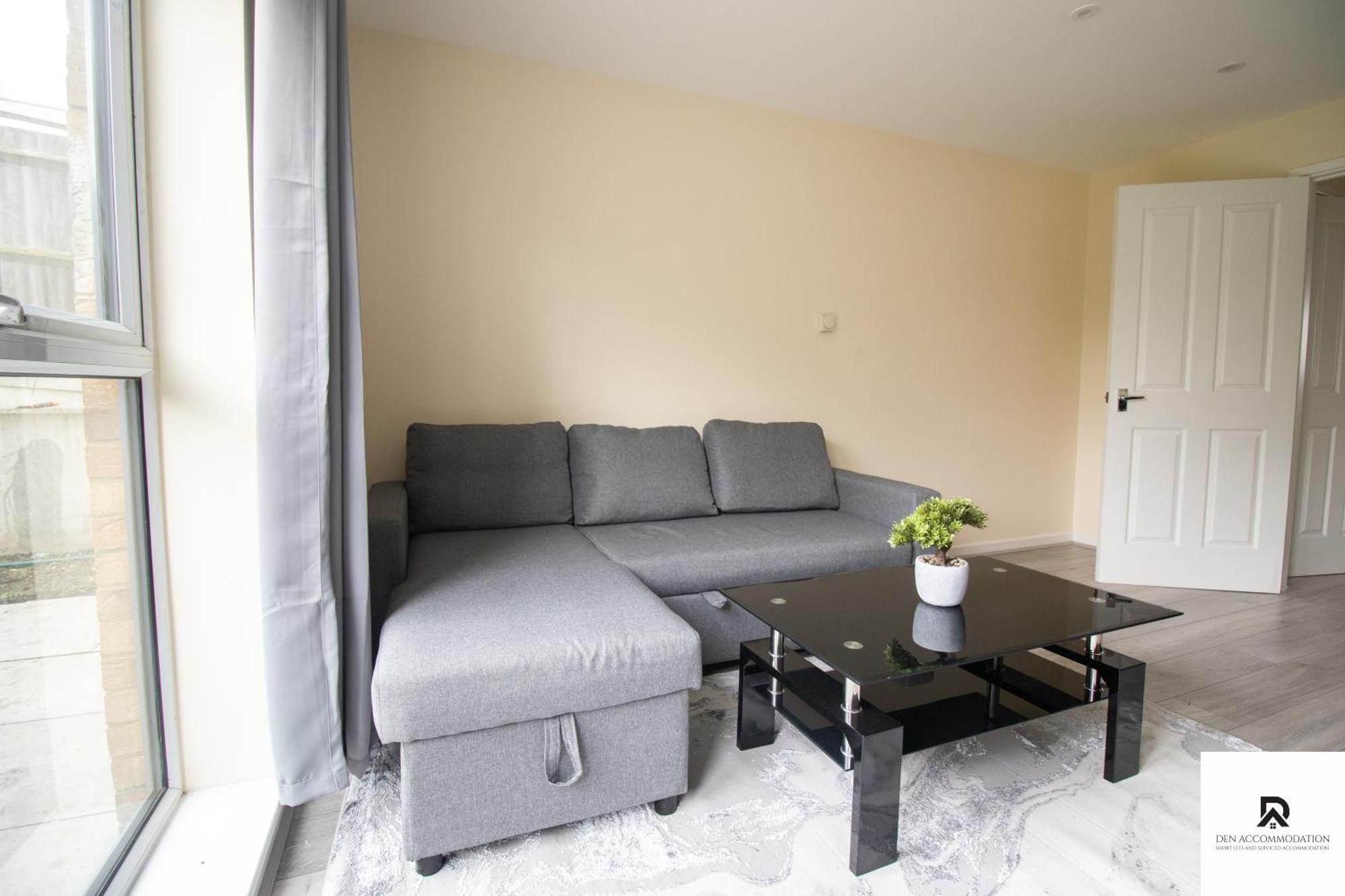 Newly Launched Two Bedroom House By Den Short Lets & Serviced With Garden Holiday home London