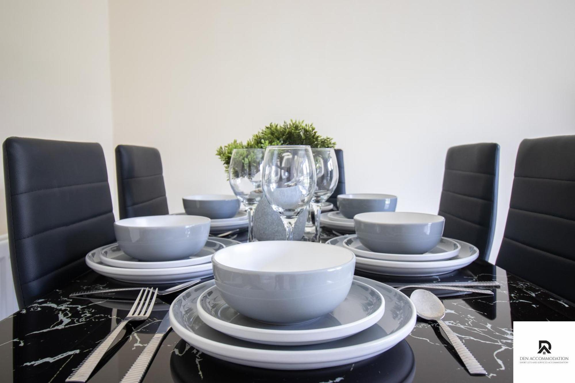 Newly Launched Two Bedroom House By Den Short Lets & Serviced With Garden Holiday home *