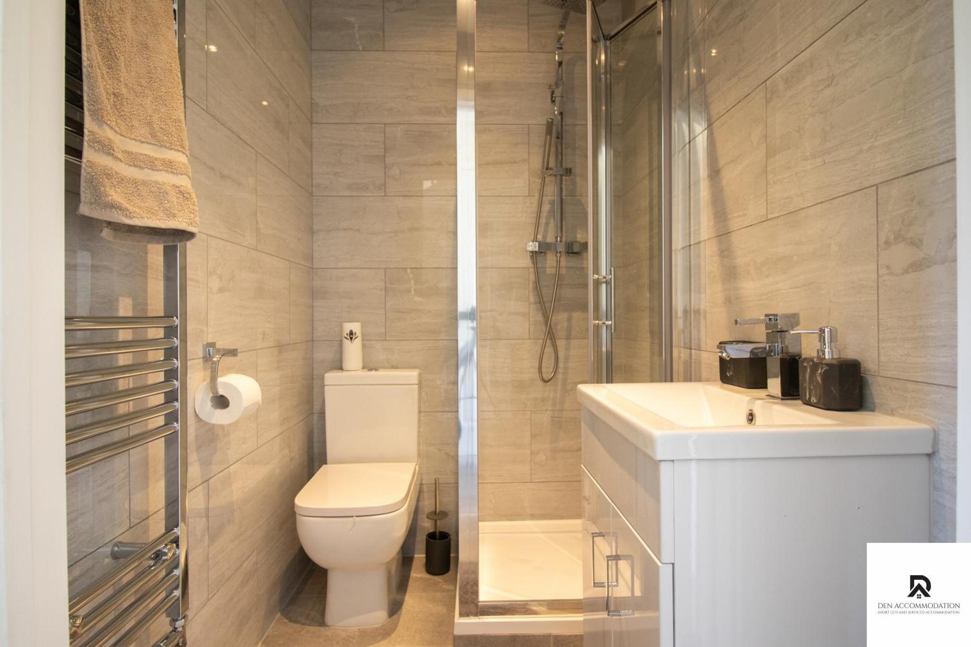 Newly Launched Two Bedroom House By Den Short Lets & Serviced With Garden Holiday home London