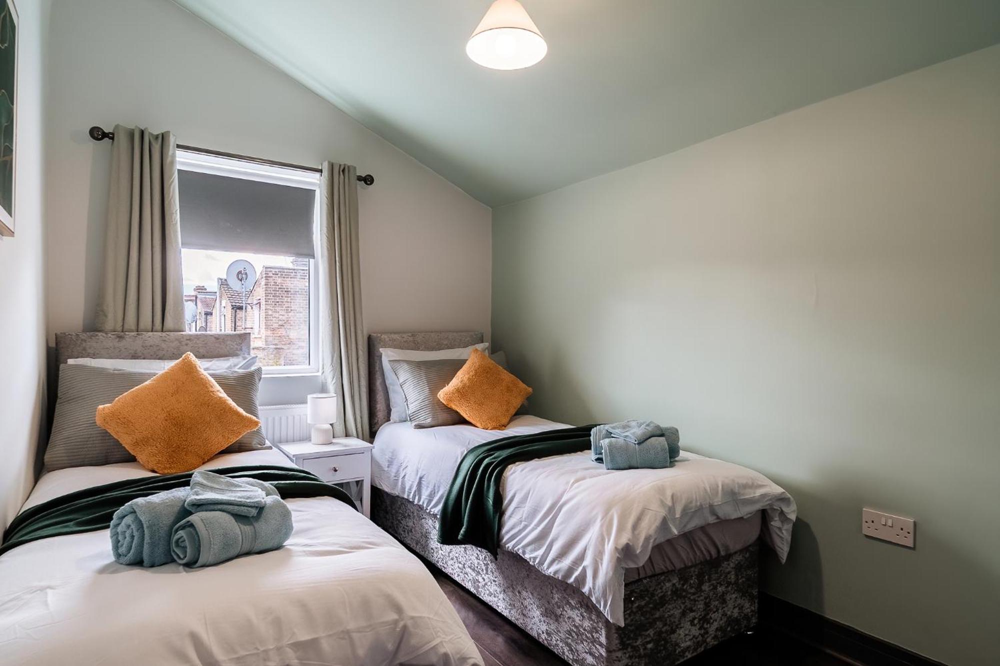 Ferienhaus Edmonton - 4 Bedrooms, Sleeps 8, 3 Bathroom Contractor Base