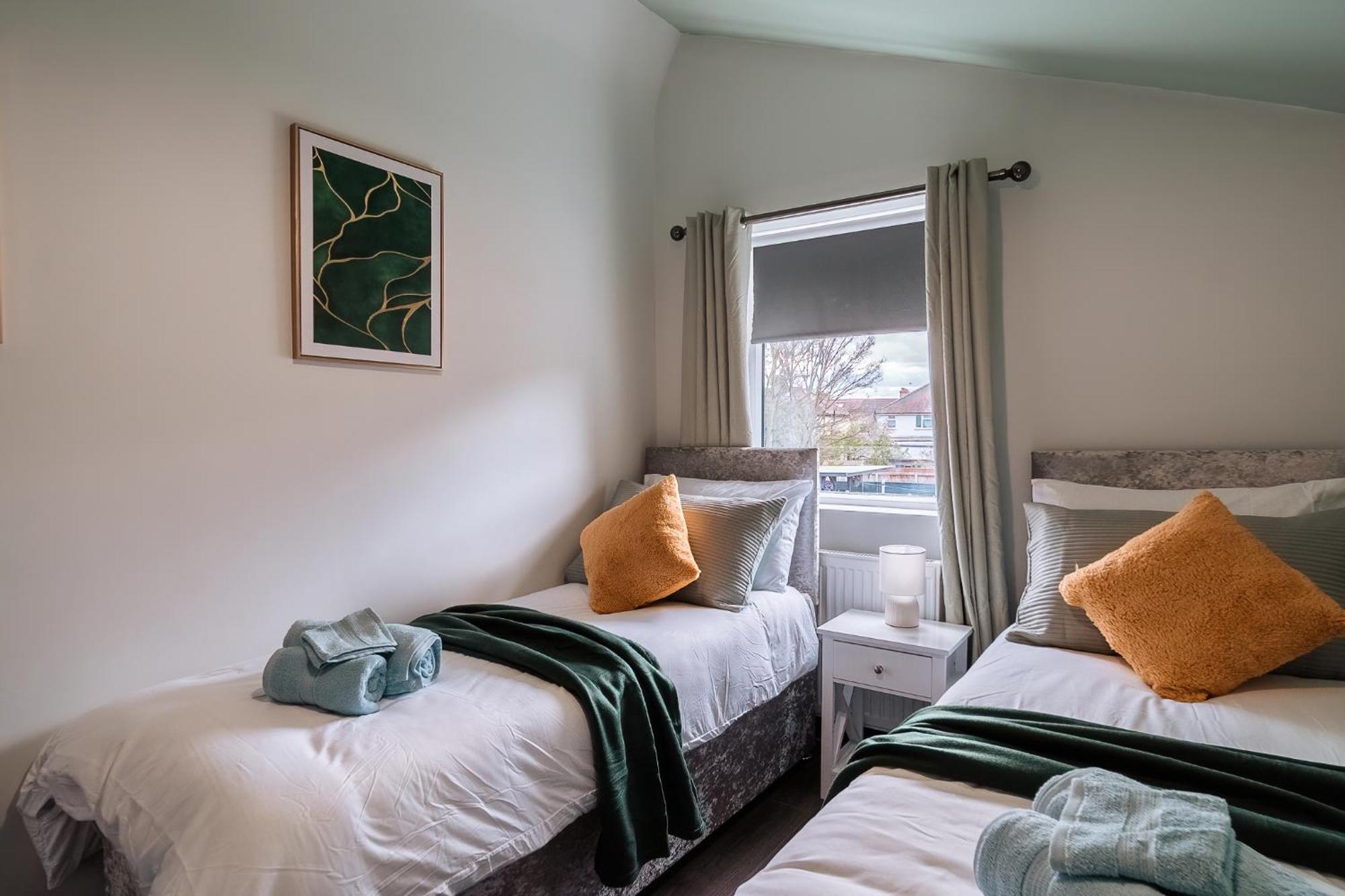 Ferienhaus Edmonton - 4 Bedrooms, Sleeps 8, 3 Bathroom Contractor Base