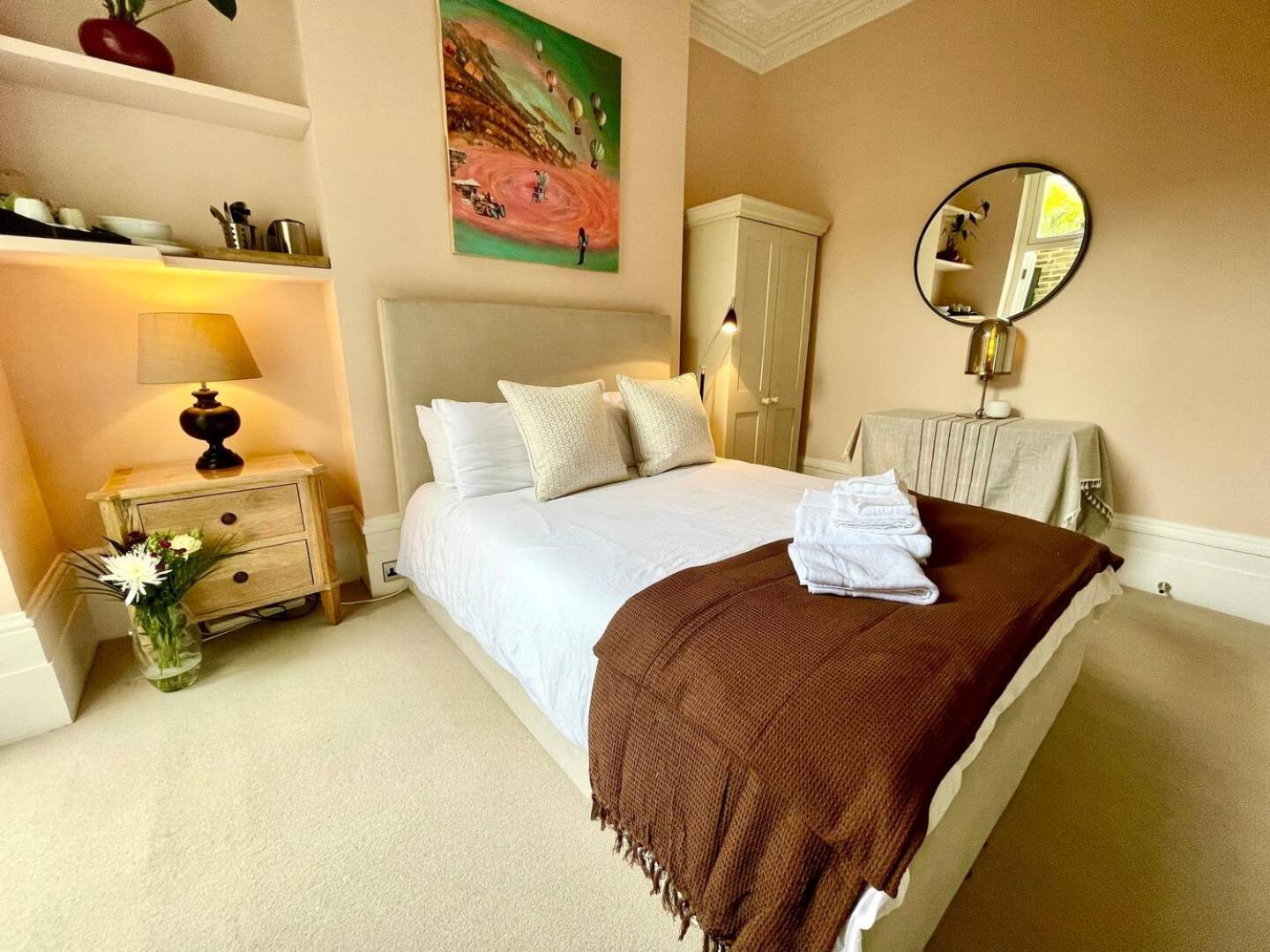 Luxury King-bed Ensuite With Quiet Private Patio Holiday home