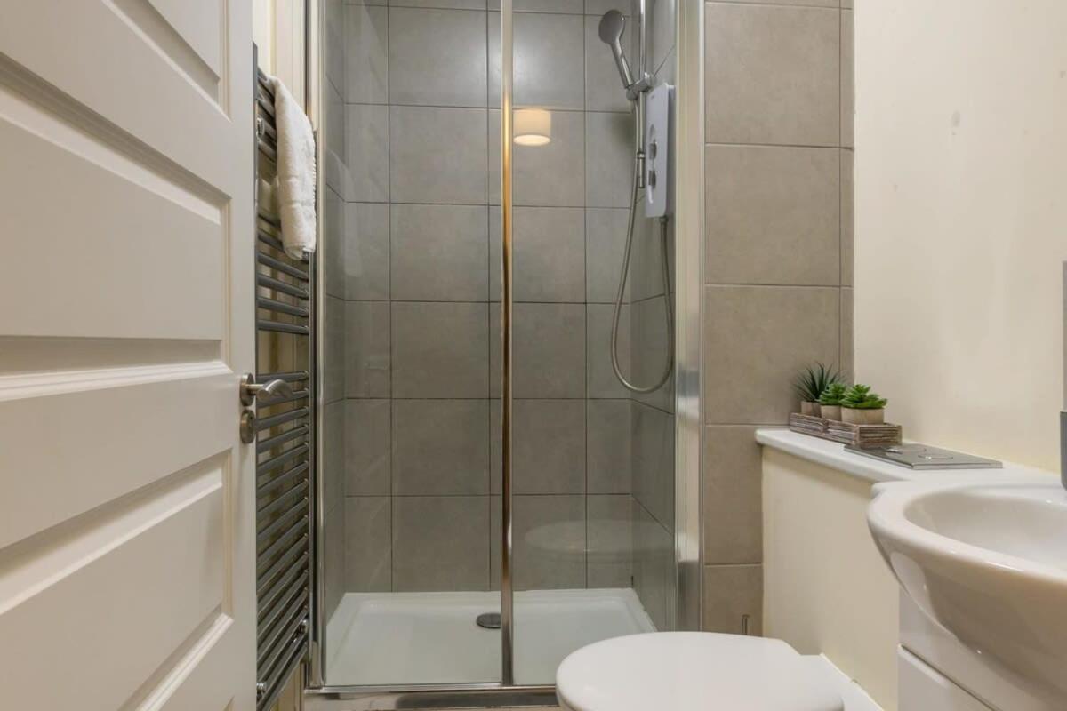 Modern 1 Bed Attic In Brixton * Londen