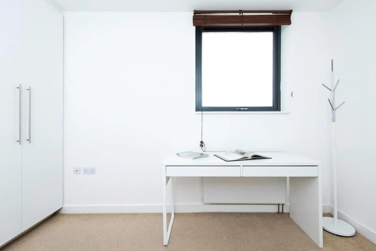 Apartment Modern 2 Bed W Balcony In London