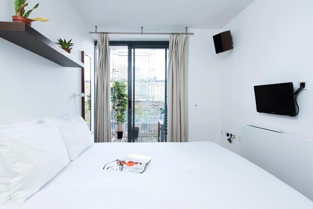 Modern 2 Bed W Balcony In * London