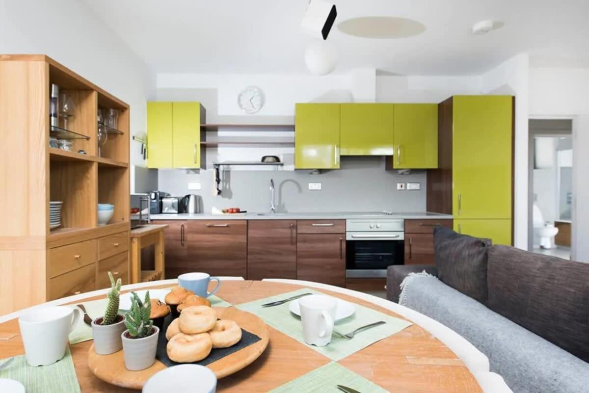 Modern 2 Bed W Balcony In Apartment *