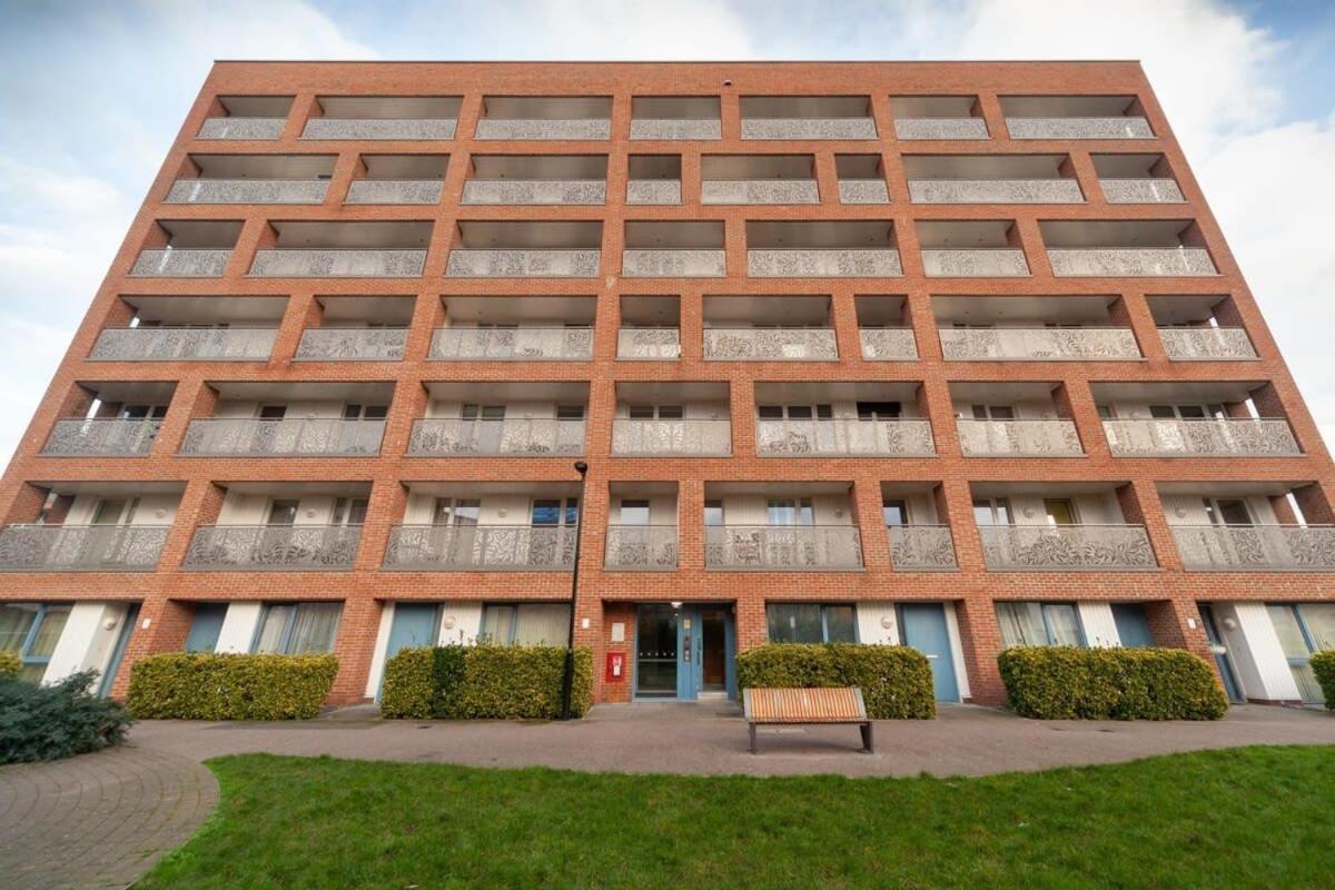 Modern 1 Bedroom Canning Town Apartment *
