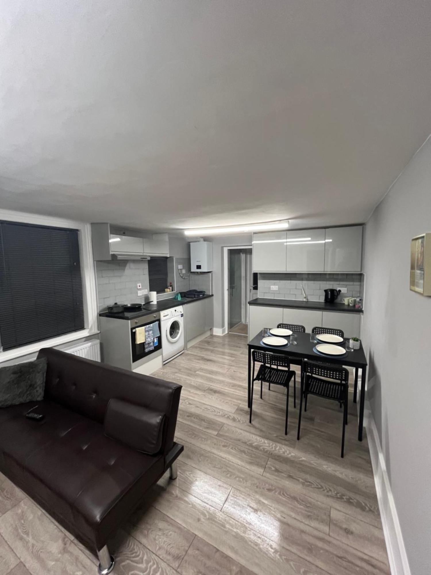 Super 2 Bed Flat Londra