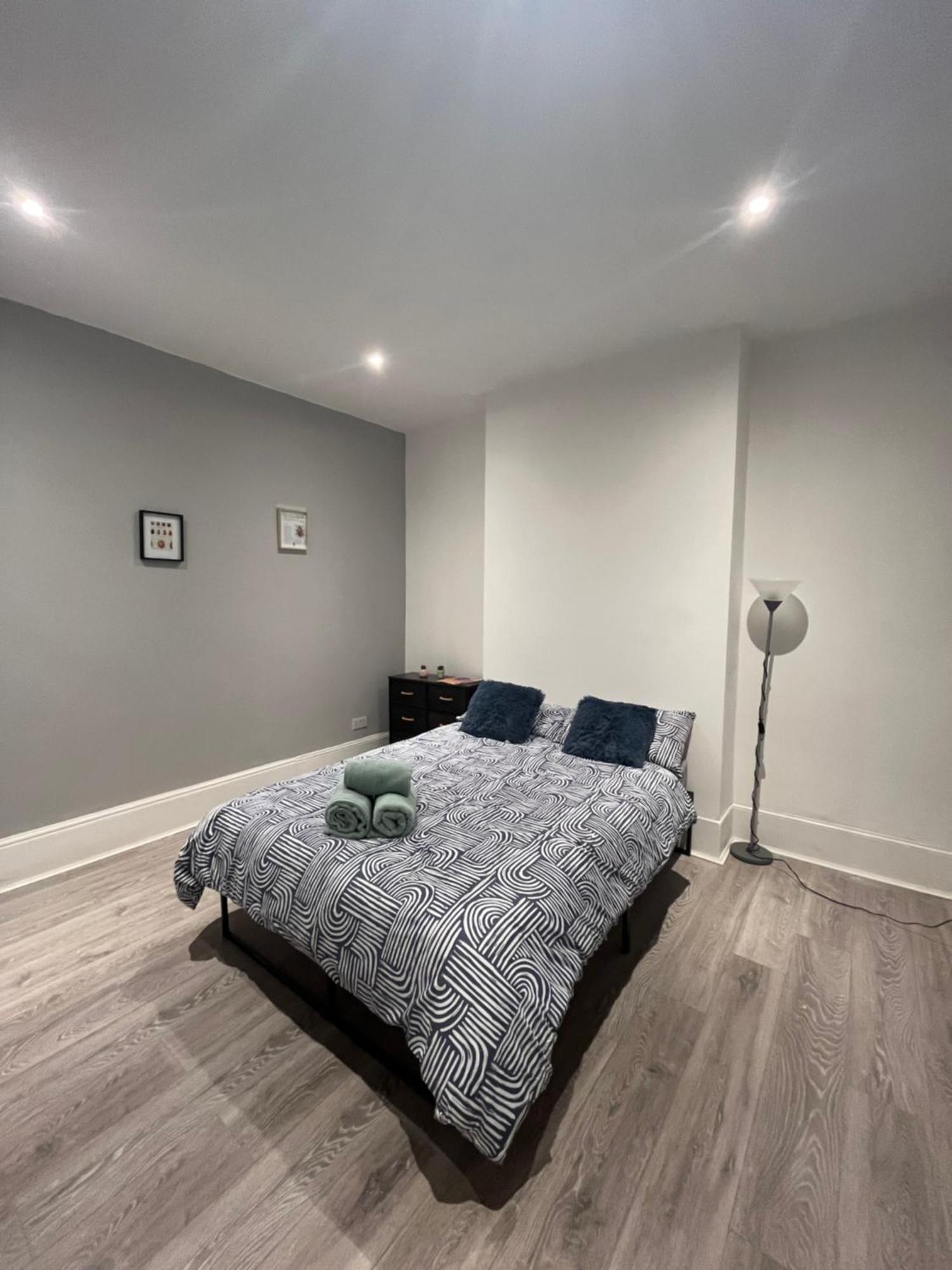 Super 2 Bed Flat * Londra