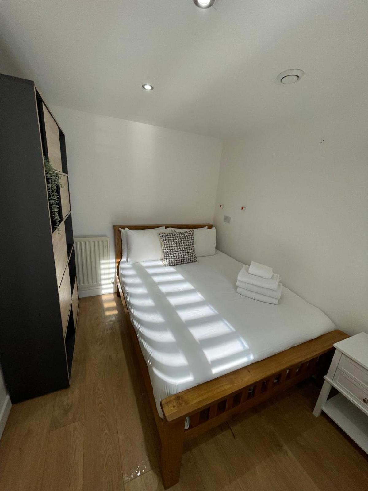 Appartement Lovely 3 Bedroom House Short Term & Flexible Renting Limehouse With Private Parking And Garden!