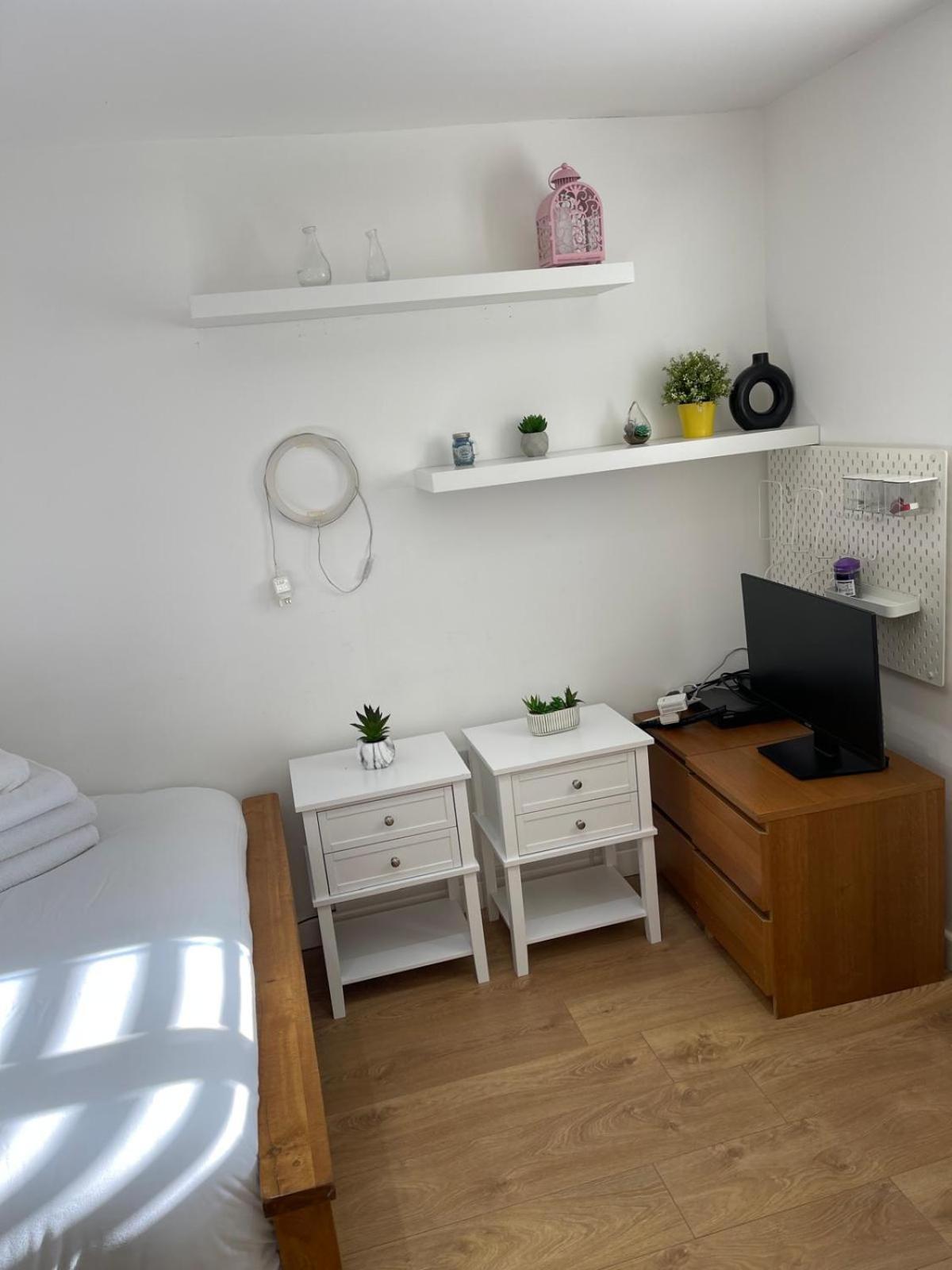Appartement Lovely 3 Bedroom House Short Term & Flexible Renting Limehouse With Private Parking And Garden! Londen