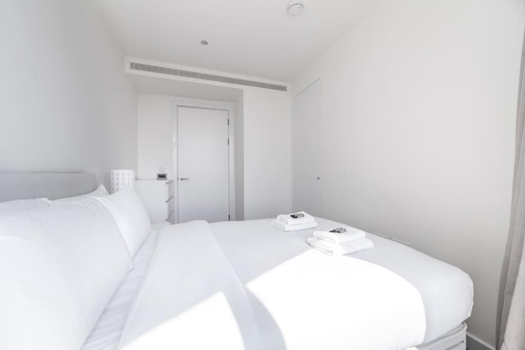 Full Of Light & Spacious 2br Residence, 9 Elms Apartment London
